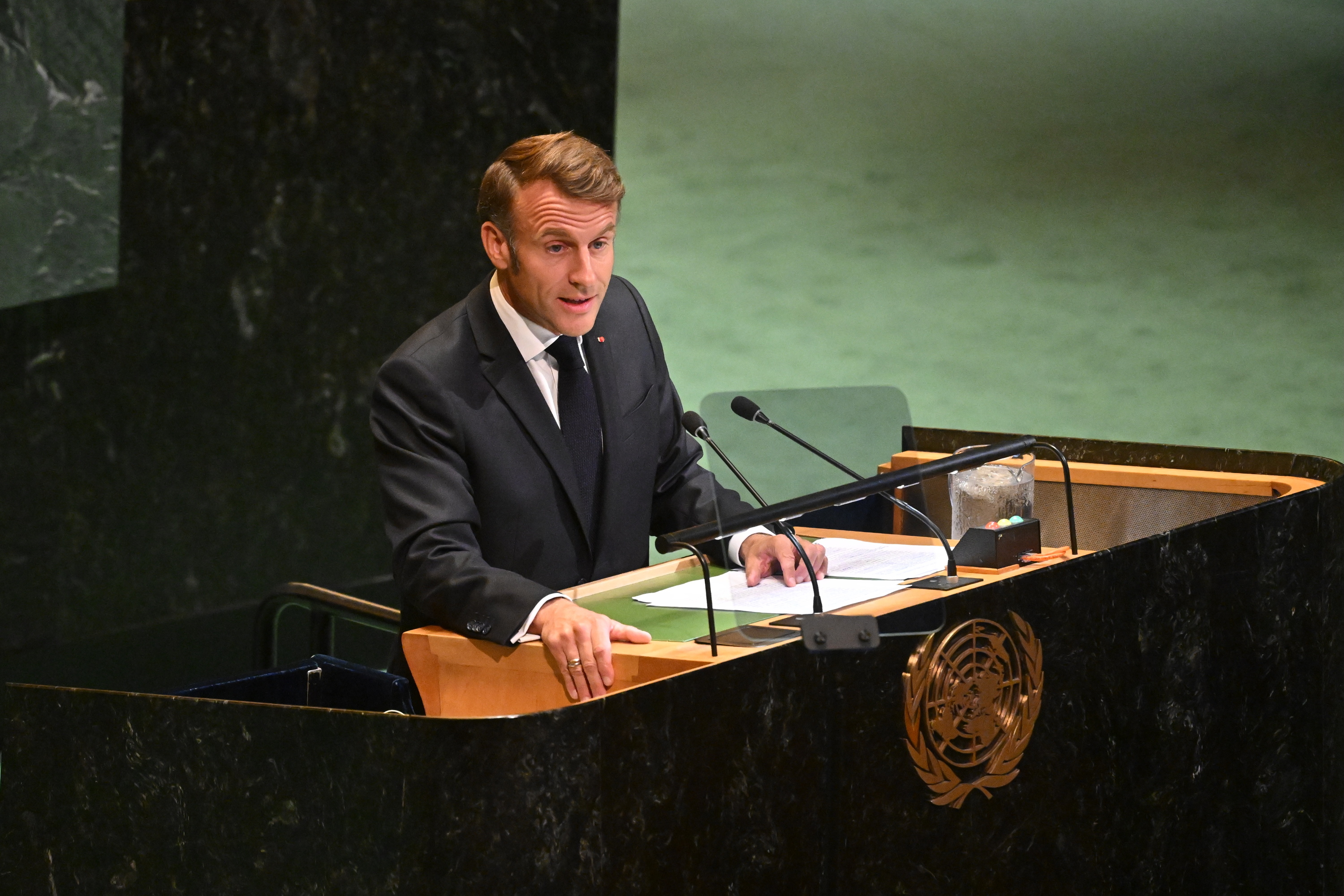 Macron, gaur, New Yorken (AEB) bi estatuen konponbidea gauzatzeko urratsak zehazteko asmoz egindako goi bileran. LUKAS COCH / EFE