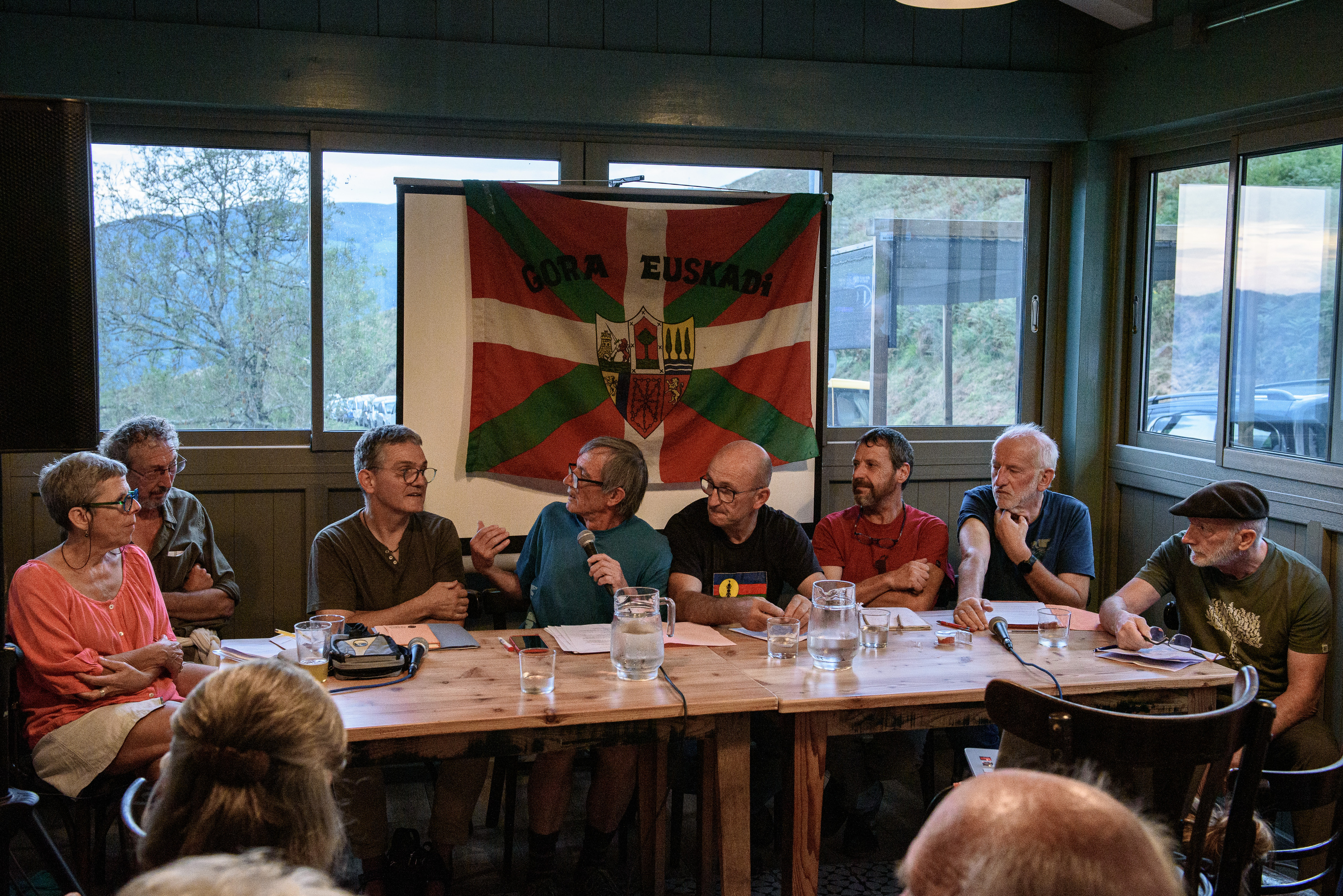 Iparretarrak taldearen historiaren inguruko mahai ingurua