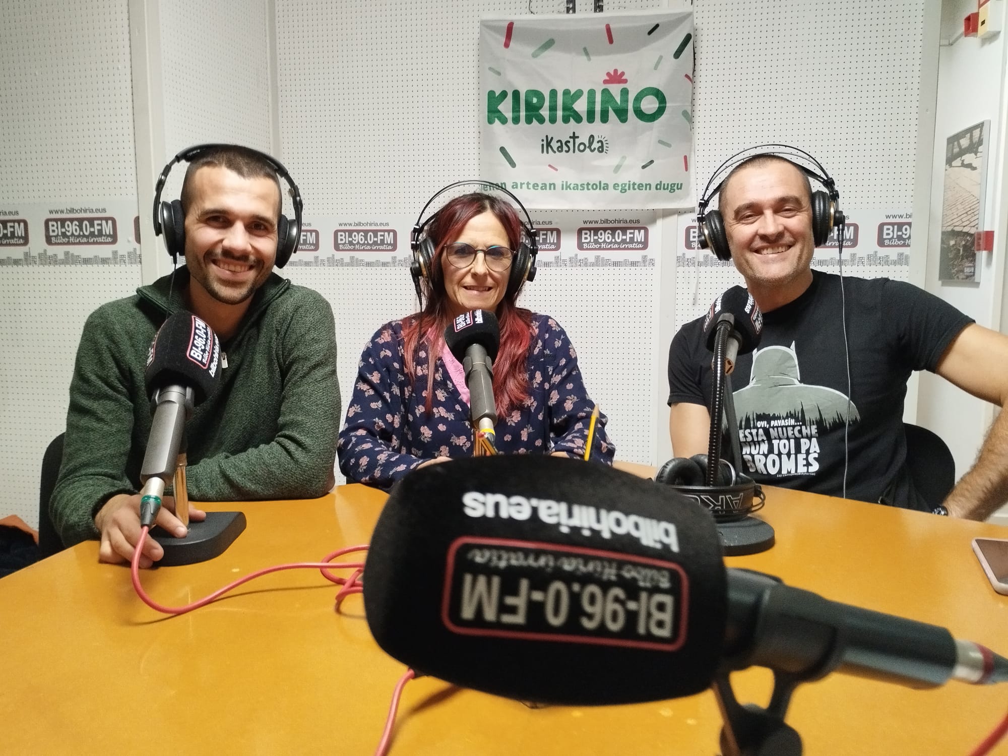 Danel Abando, Aitziber Iturriaga eta Gaizko Urturi, Bilbo Hiria Irratiko estudioan. DANEL ABANDOK UTZIA
