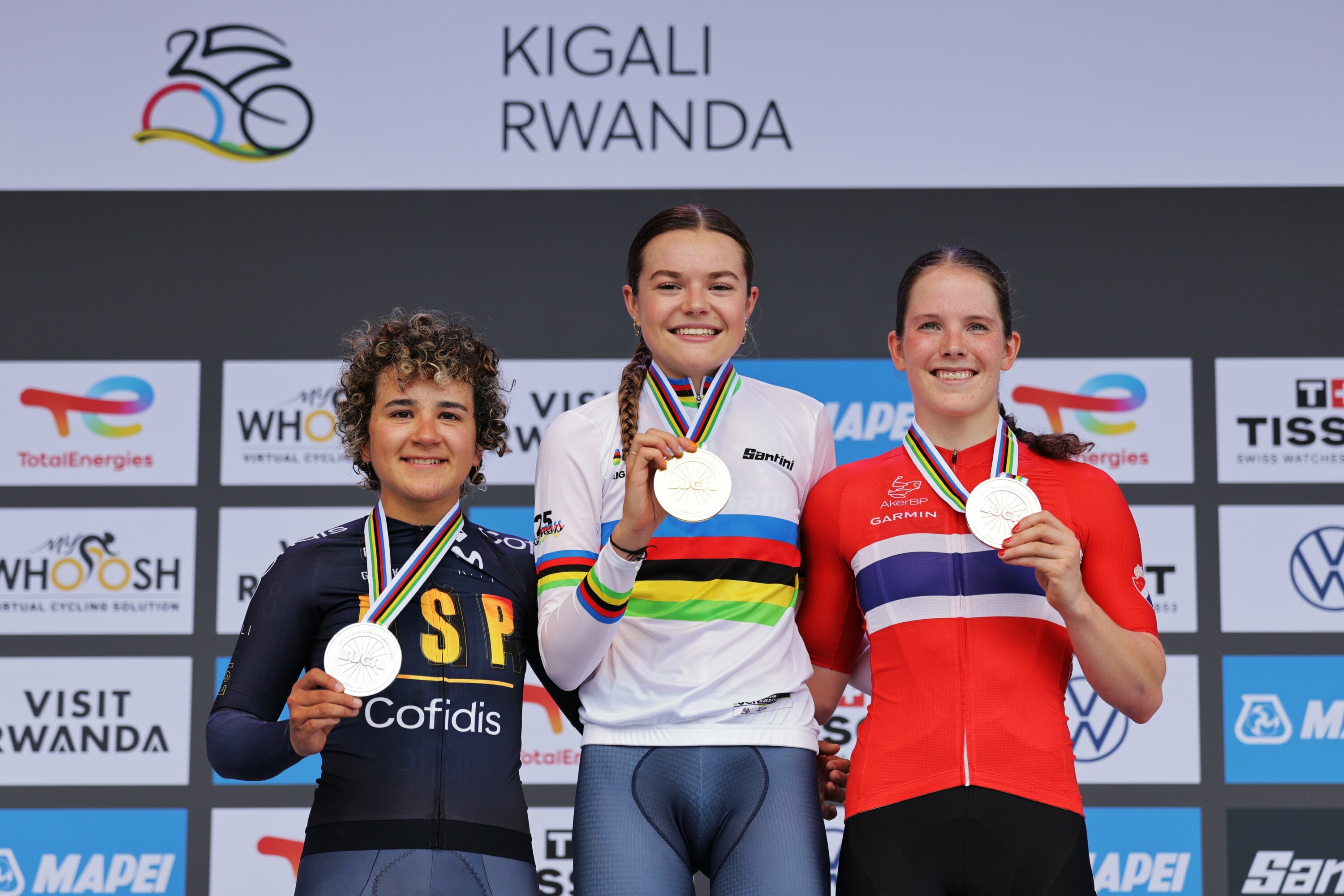 Paula Ostiz, ezkerrean, zilarrezko domina erakusten, podiumean. RFEC