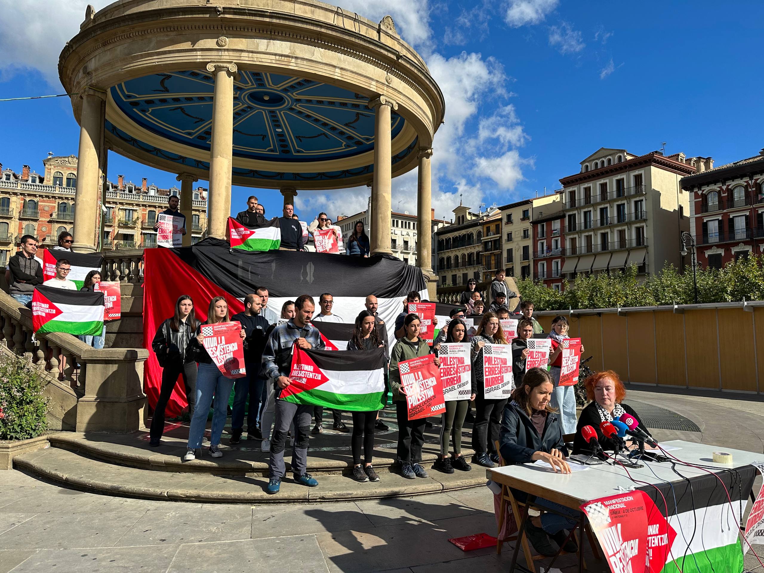 Palestinarekin Elkartasuna plataformaren agerraldia, gaur, Iruñean eginen duten manifestazioa iragartzeko. PALESTINAREKIN ELKARTASUNA