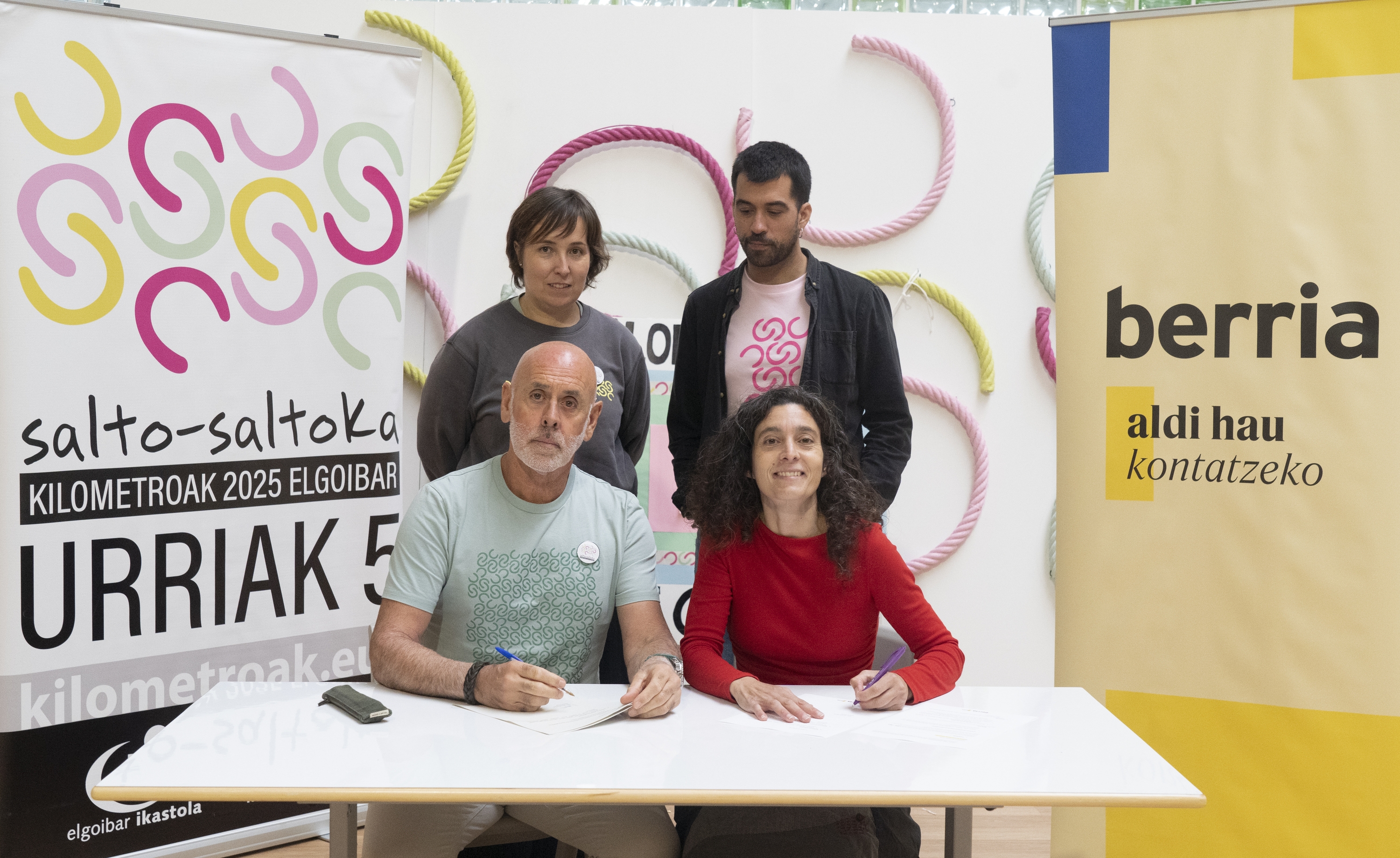BERRIAren eta Kilometroak jaiaren ordezkariak akordioa izenpetzen, gaur, Elgoibarren. RAUL BOGAJO / FOKU