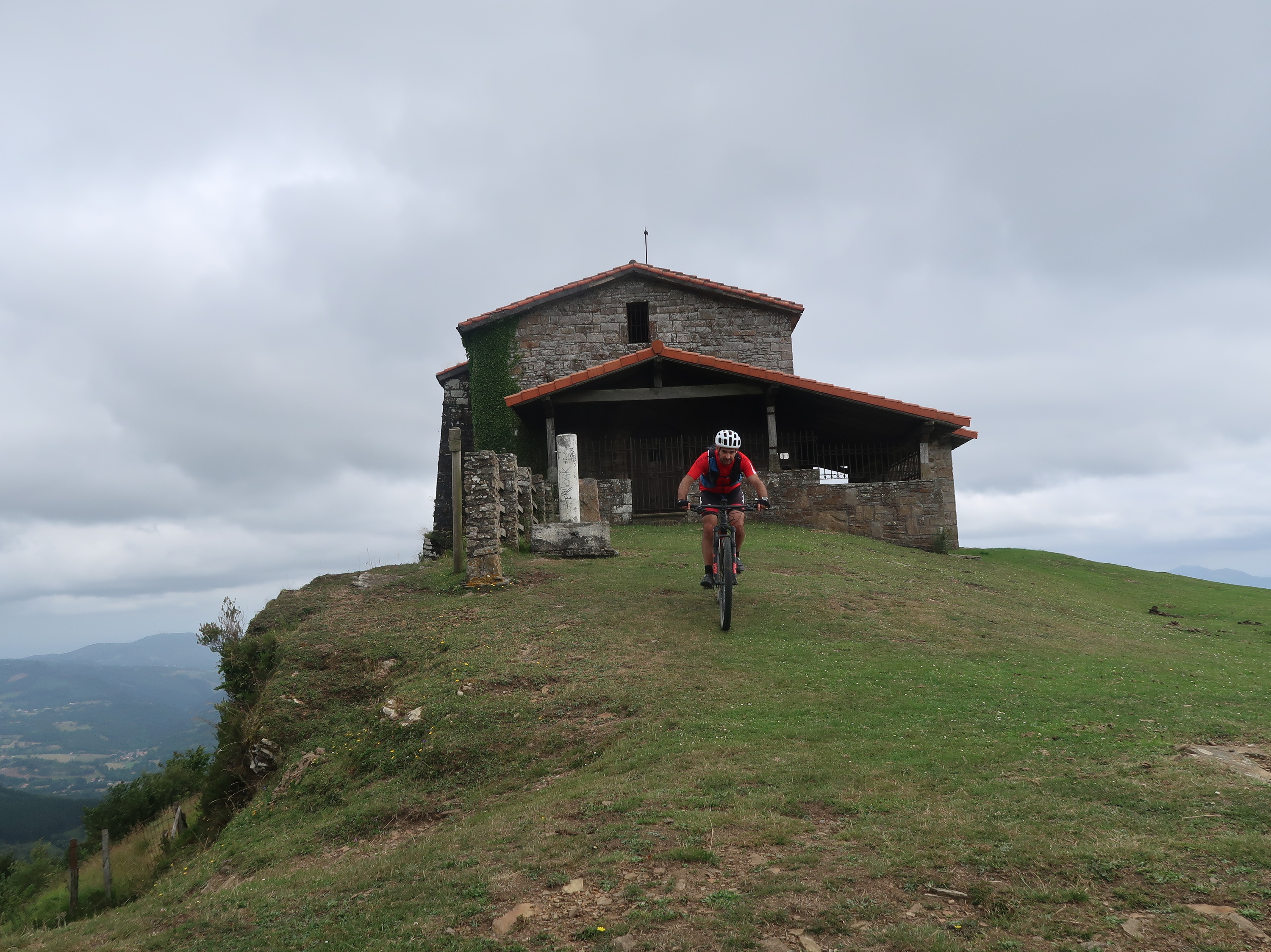 Kolitza mendia, eta San Sebastian eta San Rokeren omenezko ermita