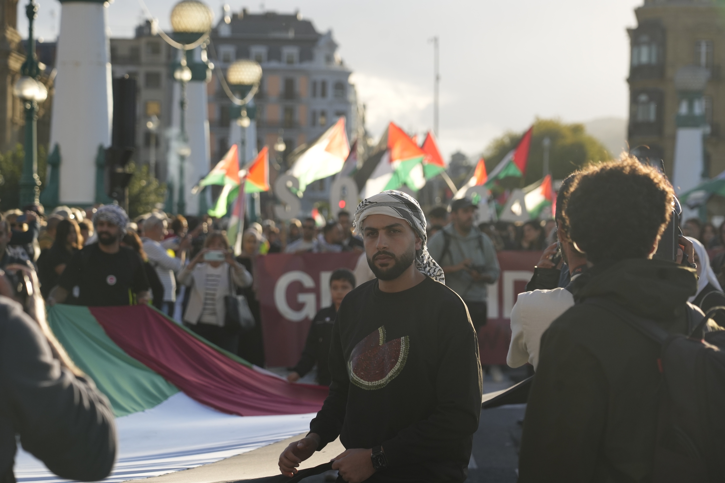 Palestinaren aldeko manifestariak, gaur, Donostian. ANDONI CANELLADA / FOKU