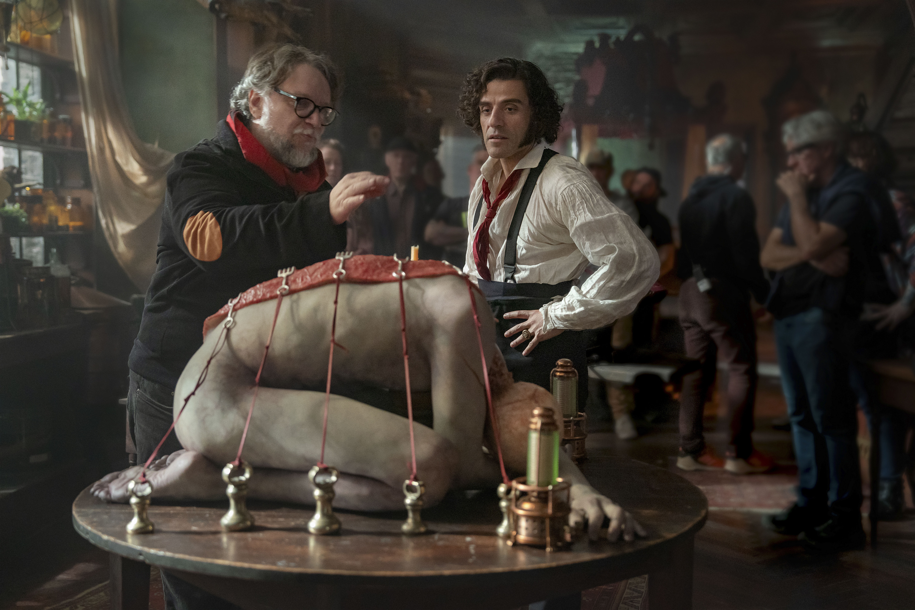 Guillermo del Toro eta Oscar Isaac, filmaketa egun batean. BERRIA