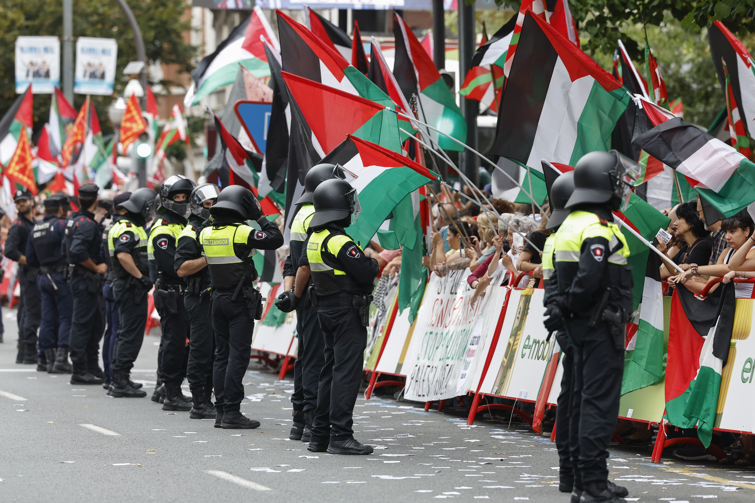 Palestinaren aldeko protestak, Bilbon, Vueltaren 11. etaparen amaieran. MIGUEL TOÑA / EFE