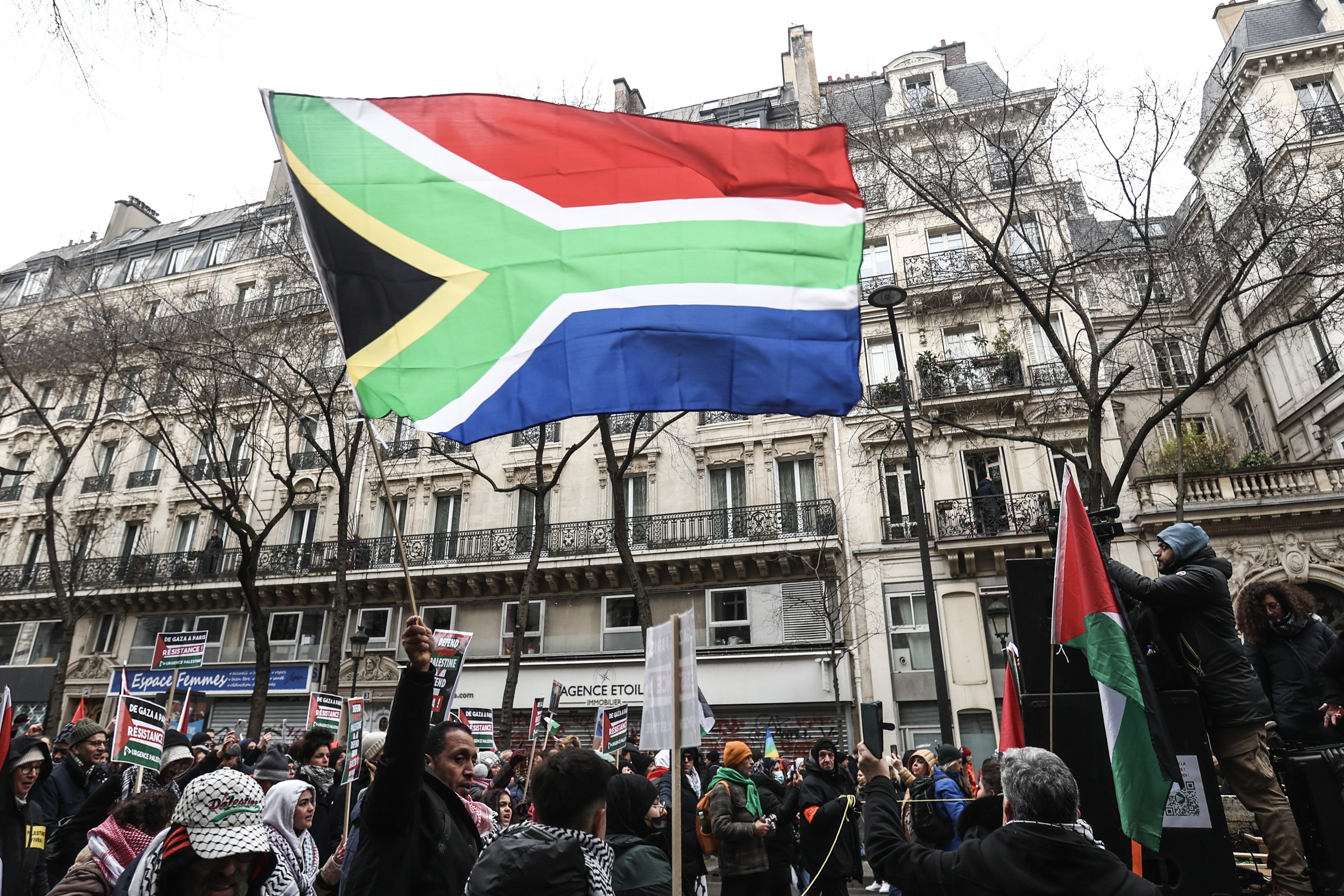Manifestari bat eskuetan Hegoafrikako bandera duela, Palestinaren aldeko mobilizazio batean, Parisen, iaz. MOHAMMED BADRA / EFE