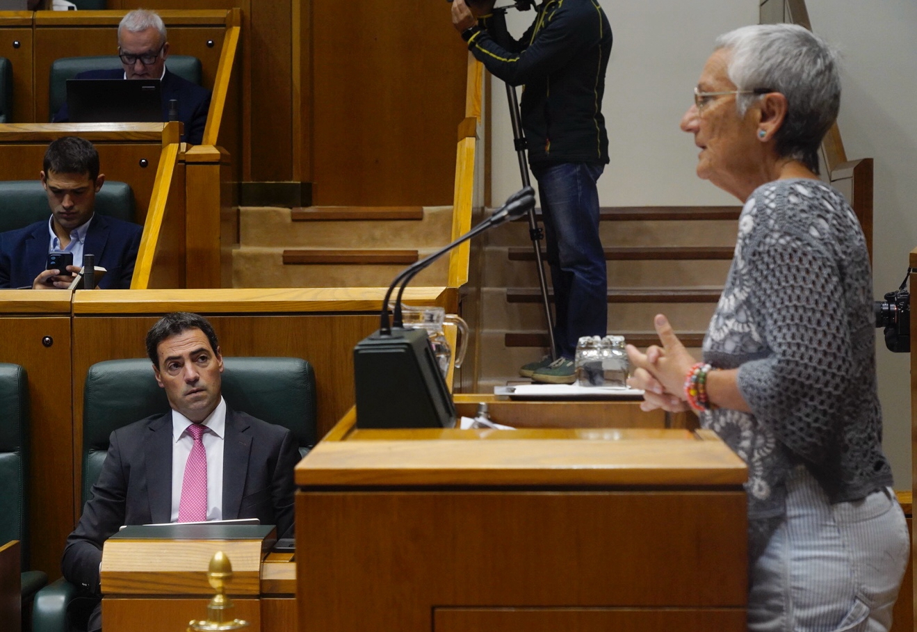 Ana Mezo lege ekinaldia aurkezten, Imanol Pradales begira duela. RAUL BOGAJO/ FOKU