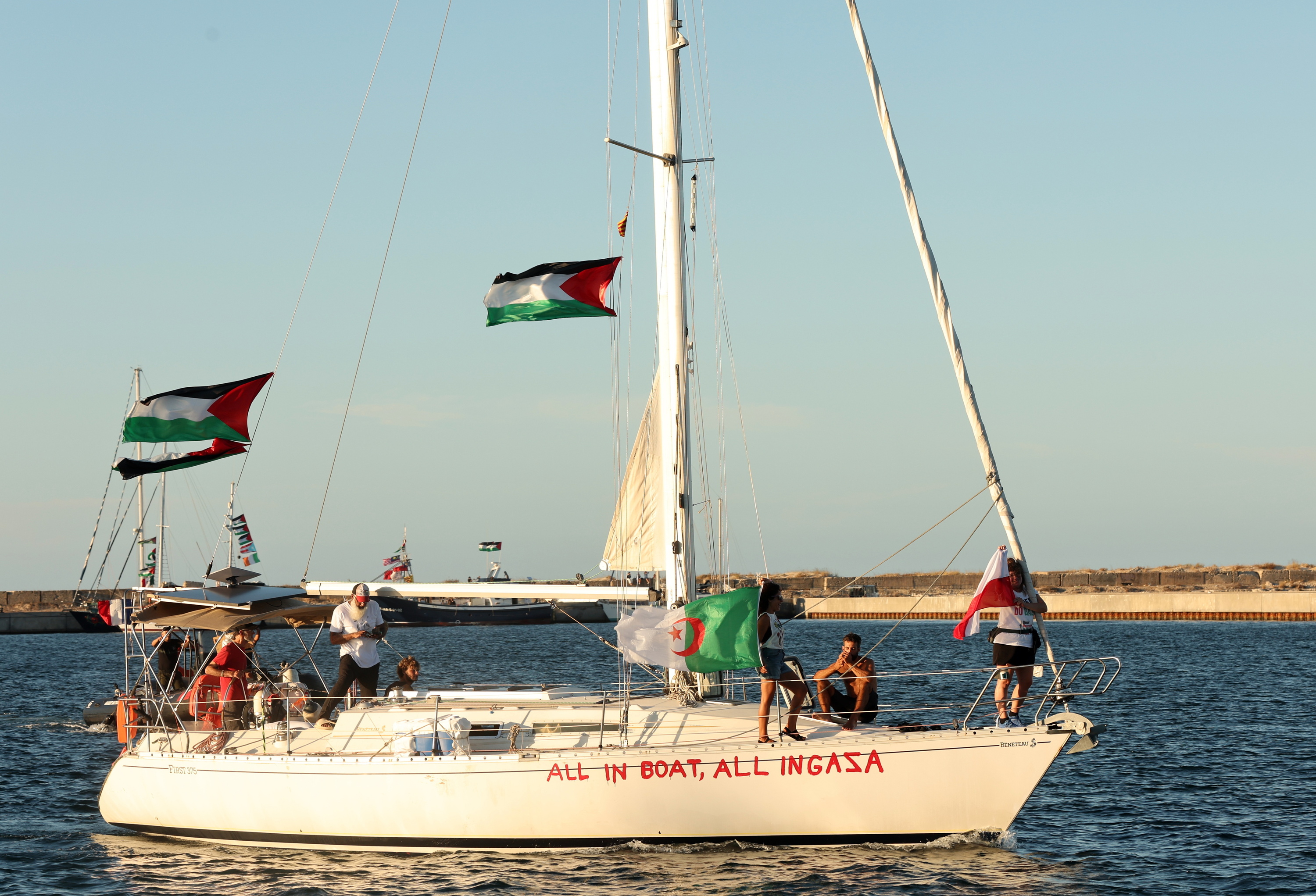 Global Sumud Flotillako ontzi bat, duela bi aste, Tunisiako kostaldean. MOHAMED MESSARA / EFE