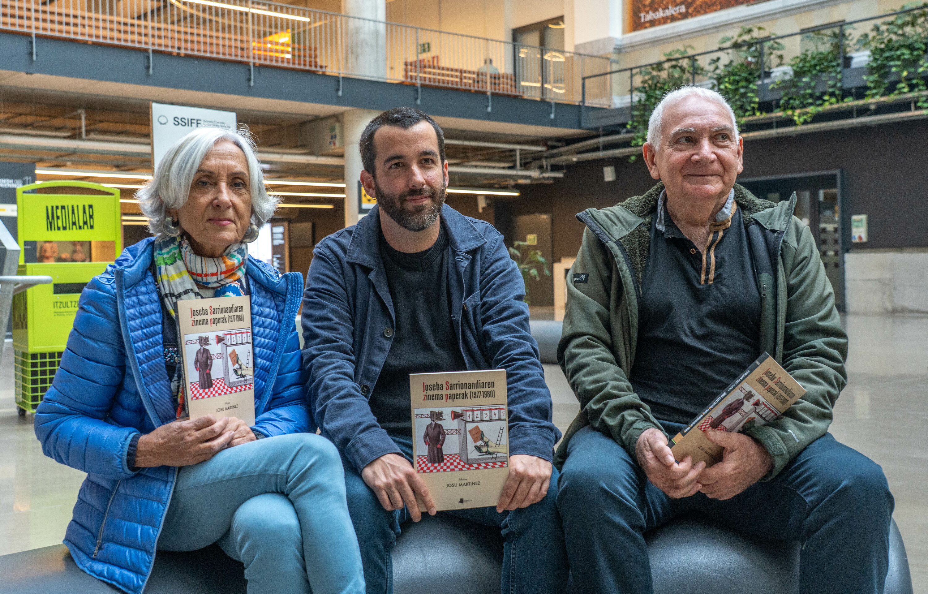 Elixabete Garmendia, Josu Martinez eta Joseba Sarrionandia, gaur, liburuaren aurkezpenean. ANDONI CANELLADA / FOKU