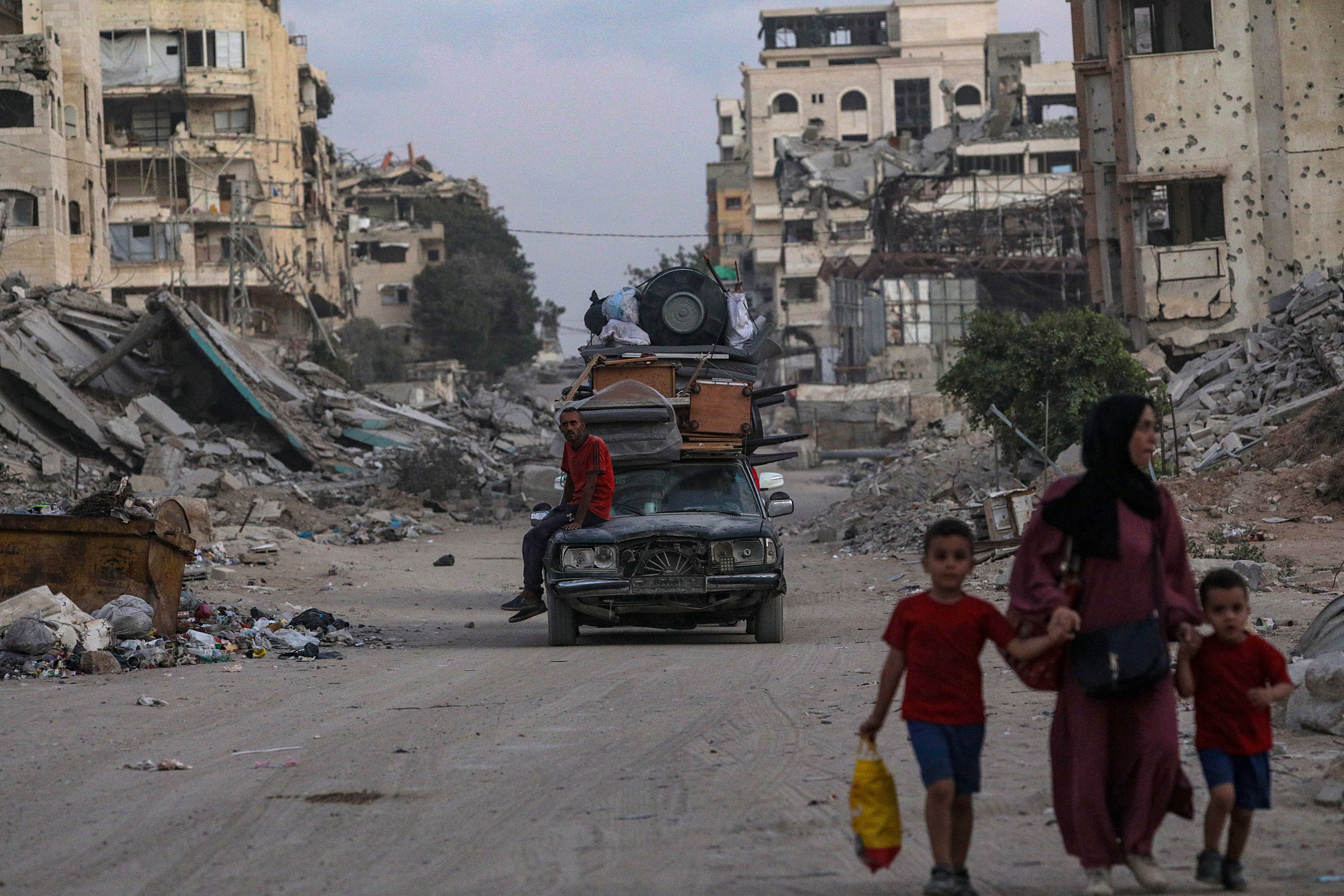 Familia bat Gaza hiritik ihesi, duela bi aste. MOHAMMED SABER / EFE