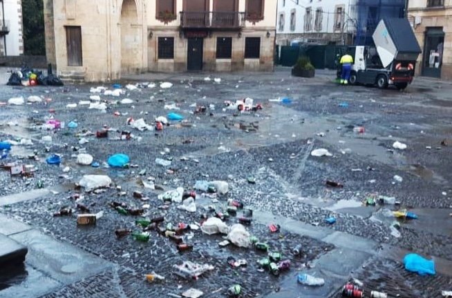 Kale edanak sortutako zaborra, Durangoko Santa Ana plazan, artxiboko irudi batean. BERRIA