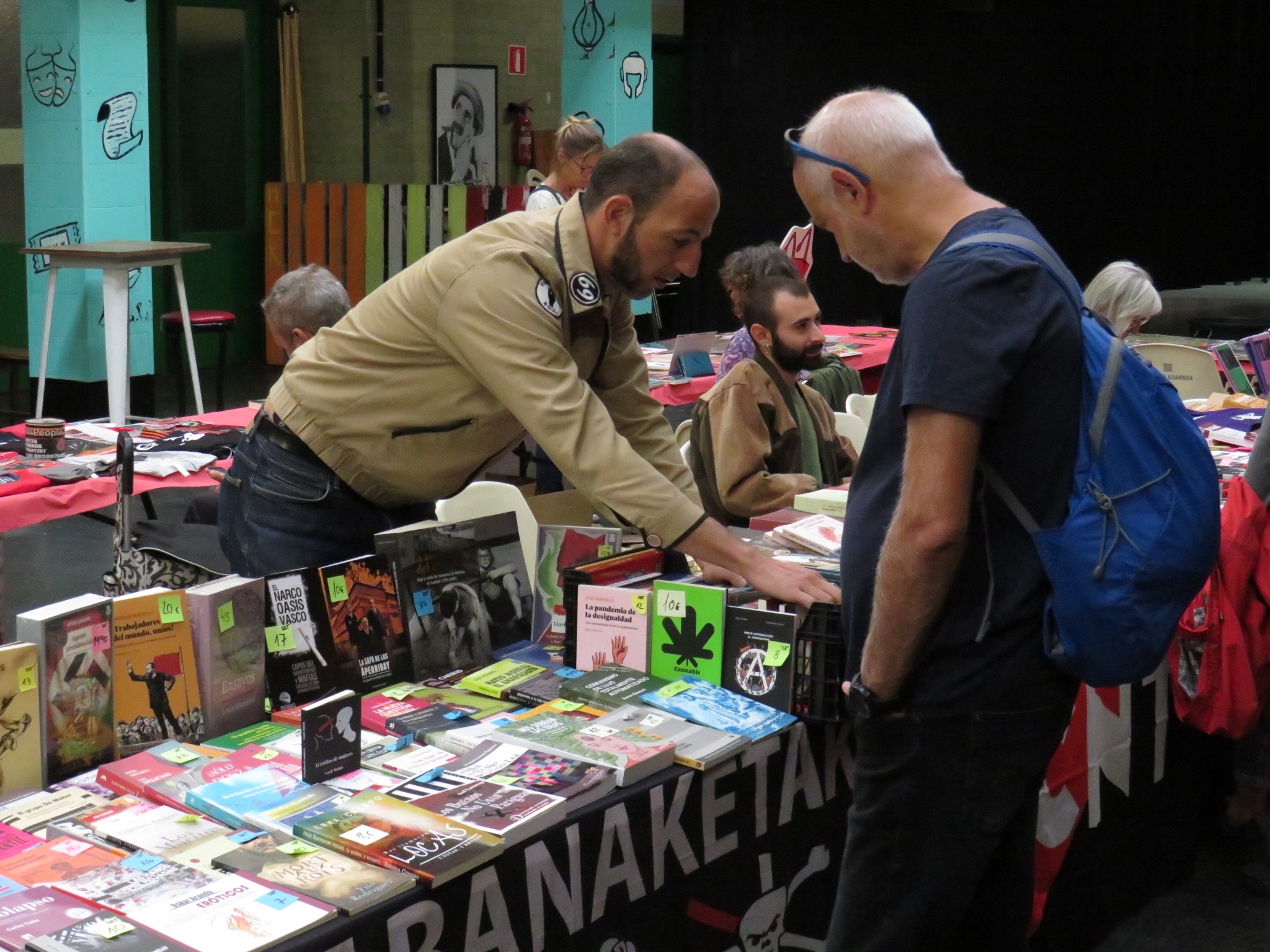 Liburu, Fanzine eta Material Politikoaren Azokako postuetako bat, 2022an, Portugaleteko merkatuan. BERRIA