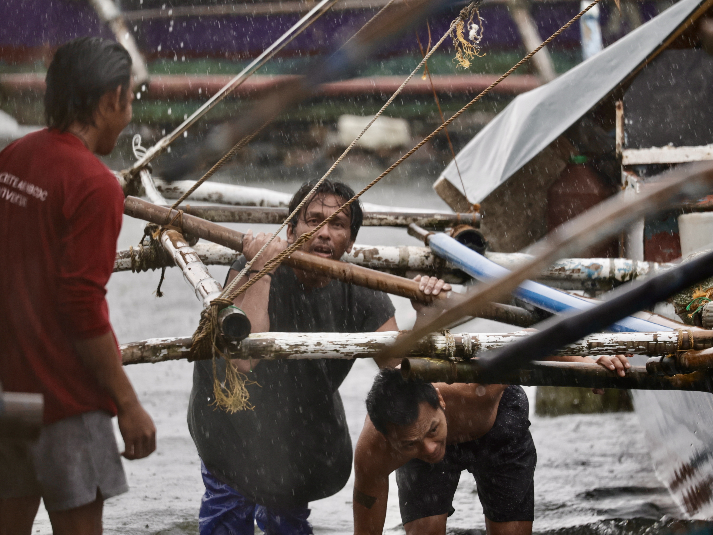 Hiru arrantzale Filipinetako Cavite hirian, Manilatik hurbil, gaur. EFE