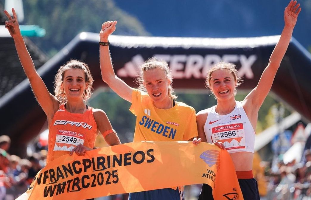 Sara Alonso, Tove Alexandersson txapelduna eta Naomi Lang, Canfranceko helmugan. RFEA