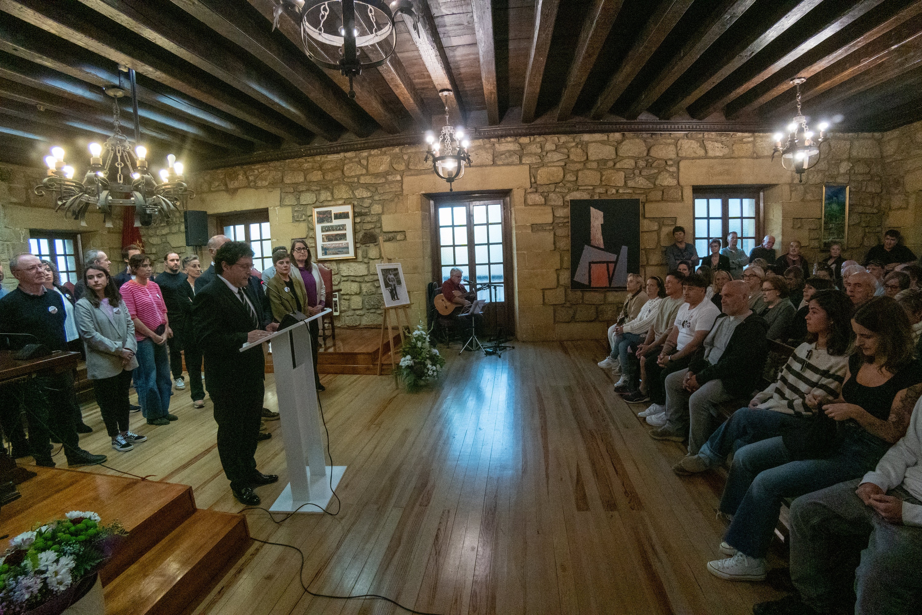 Zarauzko Udaleko batzar aretoan Xabier Txurruka alkatea adierazpen instituzionala leitzen Txikiren senideei eta herritarrei. GORKA RUBIO / FOKU
