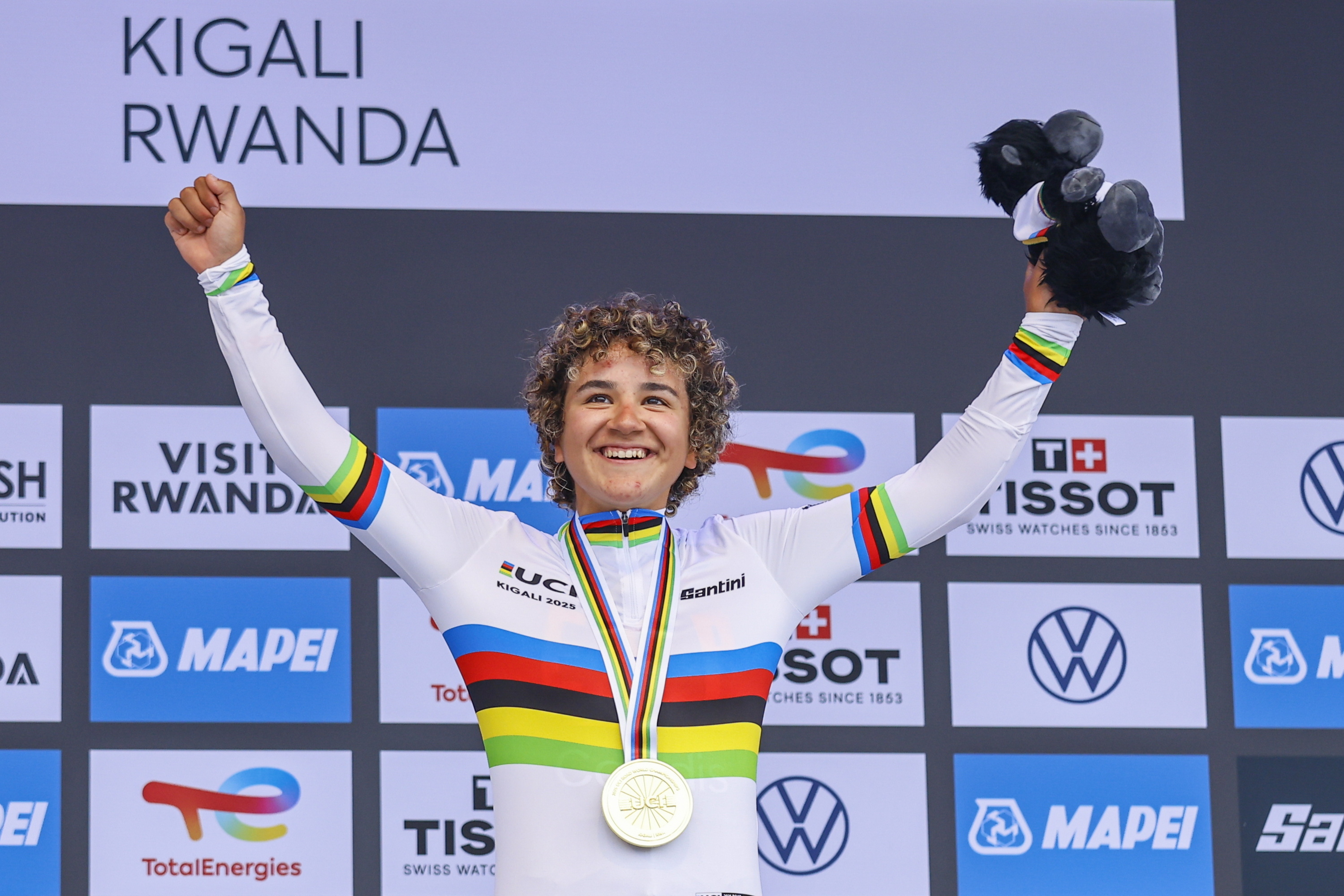 Paula Ostiz munduko txapeldunaren ortzadar maillotarekin, gaur, Kigaliko podiumean. KIM LUDBROOK / EFE