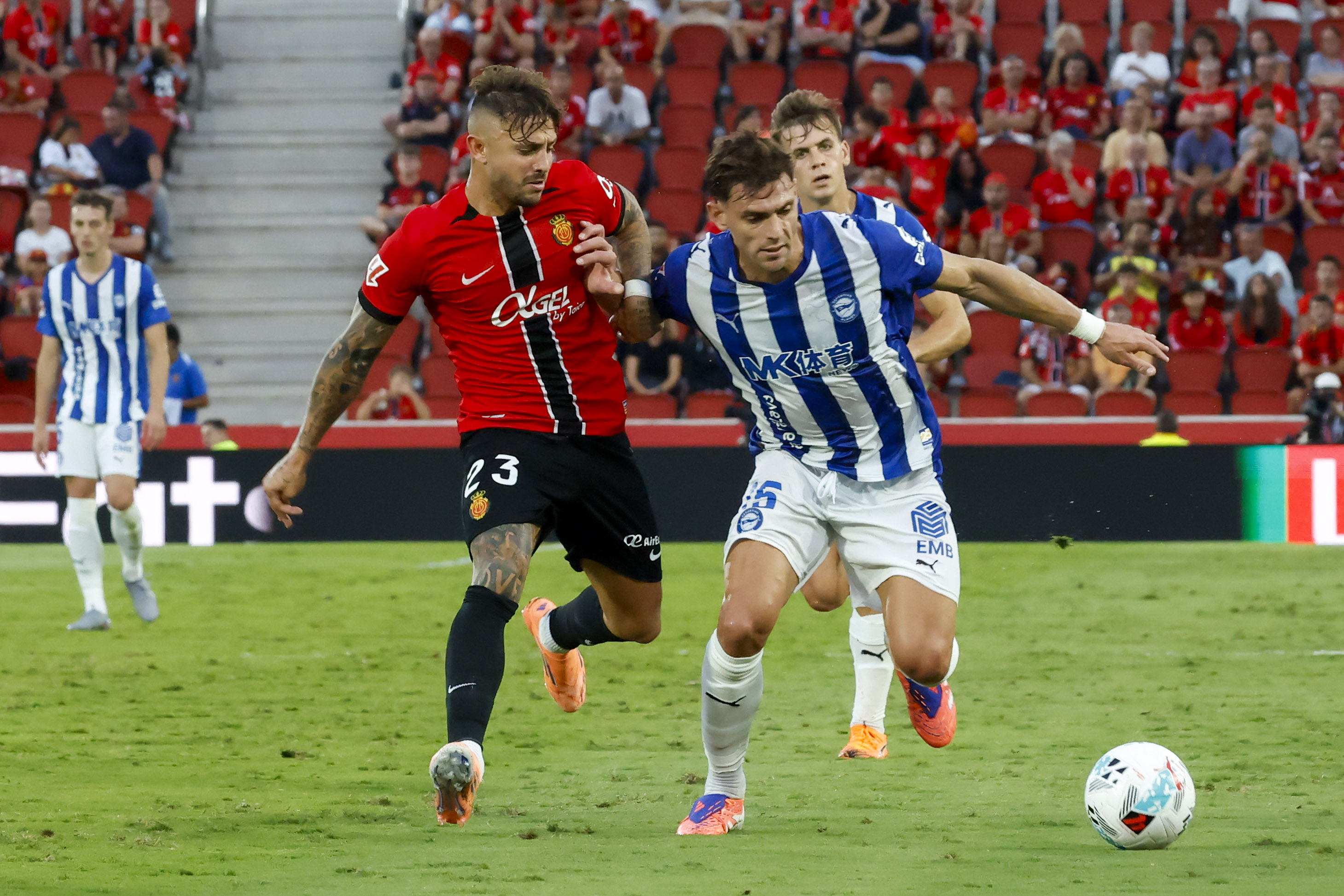 Mallorcako Maffeo eta Alaveseko Lucas Boye, nor baino nor gehiago, gaurko partidan. CATI CLADERA / EFE
