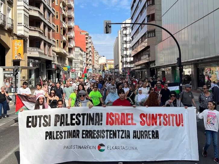 Palestinarekin Elkartasunak deitutako manifestazioa, gaur, Gasteizen. PALESTINAREKIN ELKARTASUNA