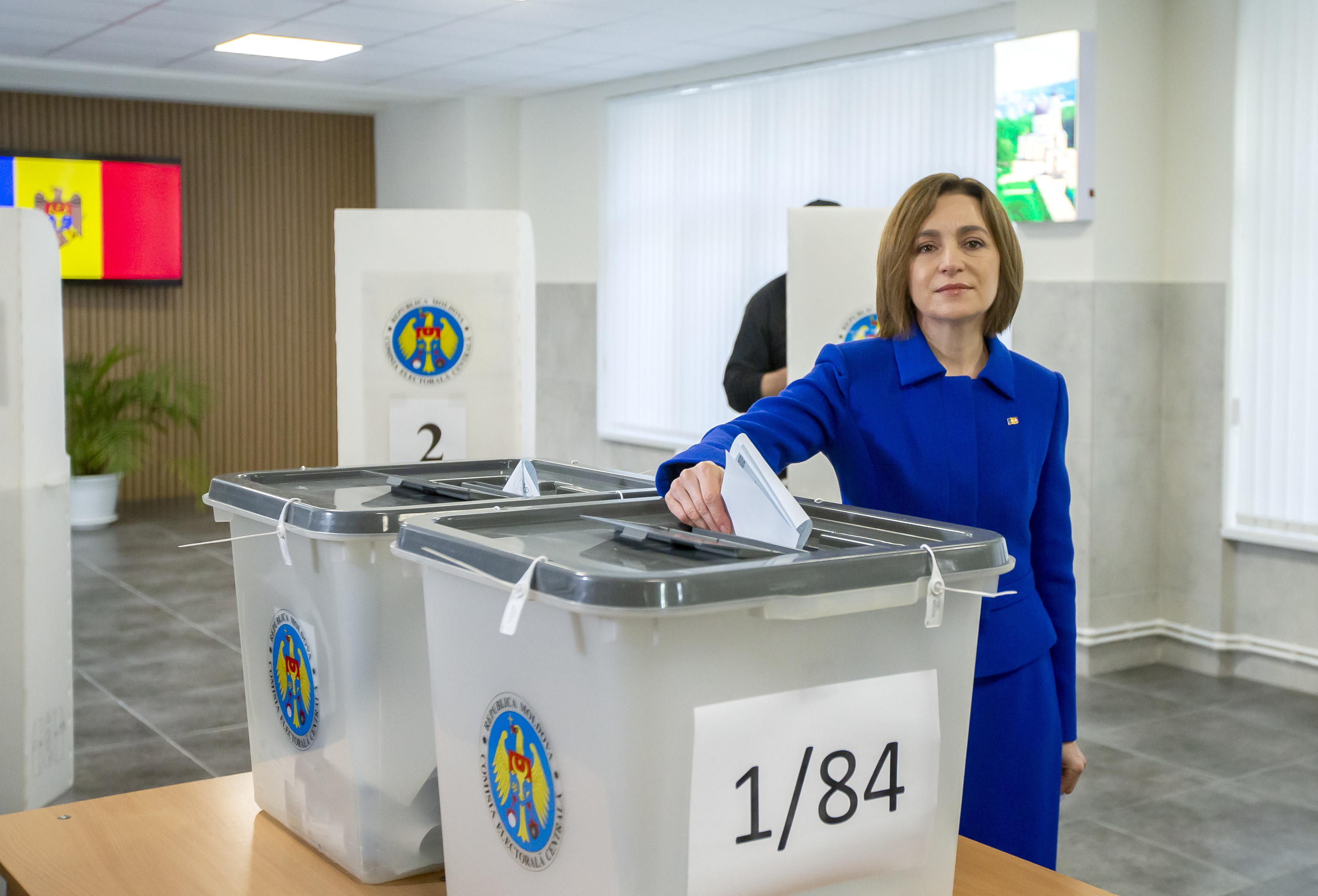 Maia Sandu Moldaviako presidentea atzo, botoa ematen Chisinau hiriburuan. DUMITRU DORU / EFE