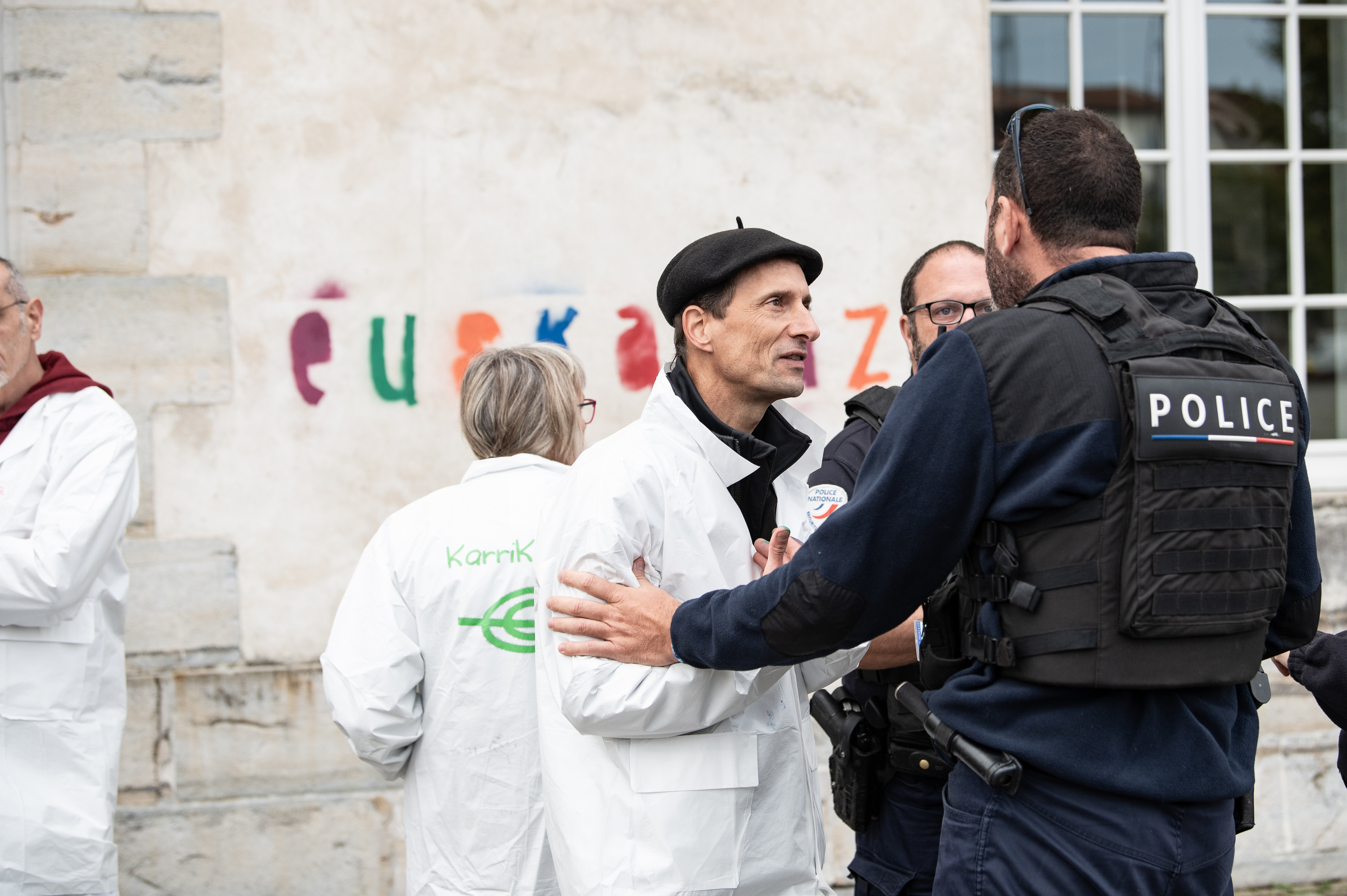 Gorka Torre Frantziako Poliziarekin mintzo, EHEko beste militanteak gibelean dituela, larunbateko ekintzan, Baionan. PATXI BELTZAIZ