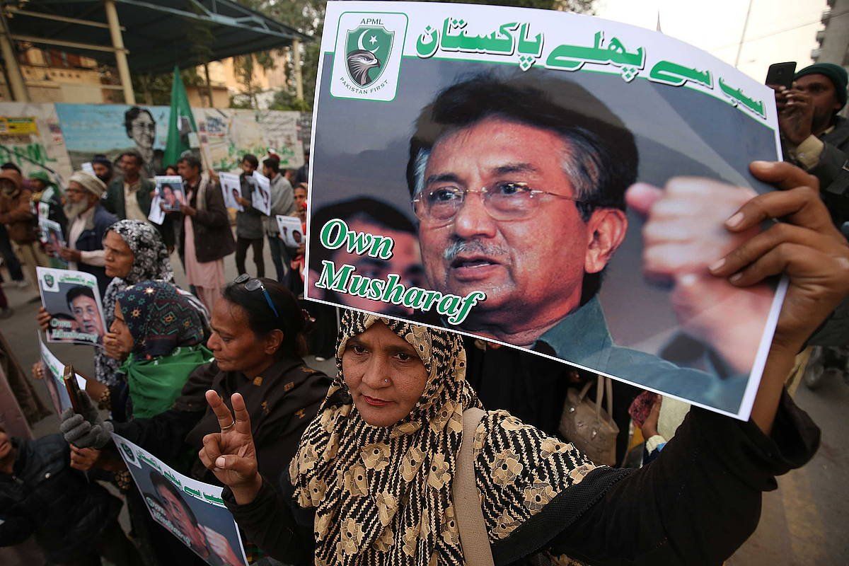 Musharrafi heriotza zigorra ezartzeko ebazpenaren aurkako protesta, Karachin, abenduaren 20an. SHAHZAIB AKBER / EFE