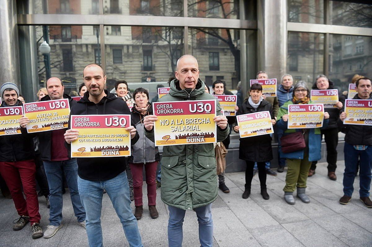 ELAk eta LABek egin dute protesta Bilboko Confebasken egoitzan. LUIS JAUREGIALTZO / FOKU