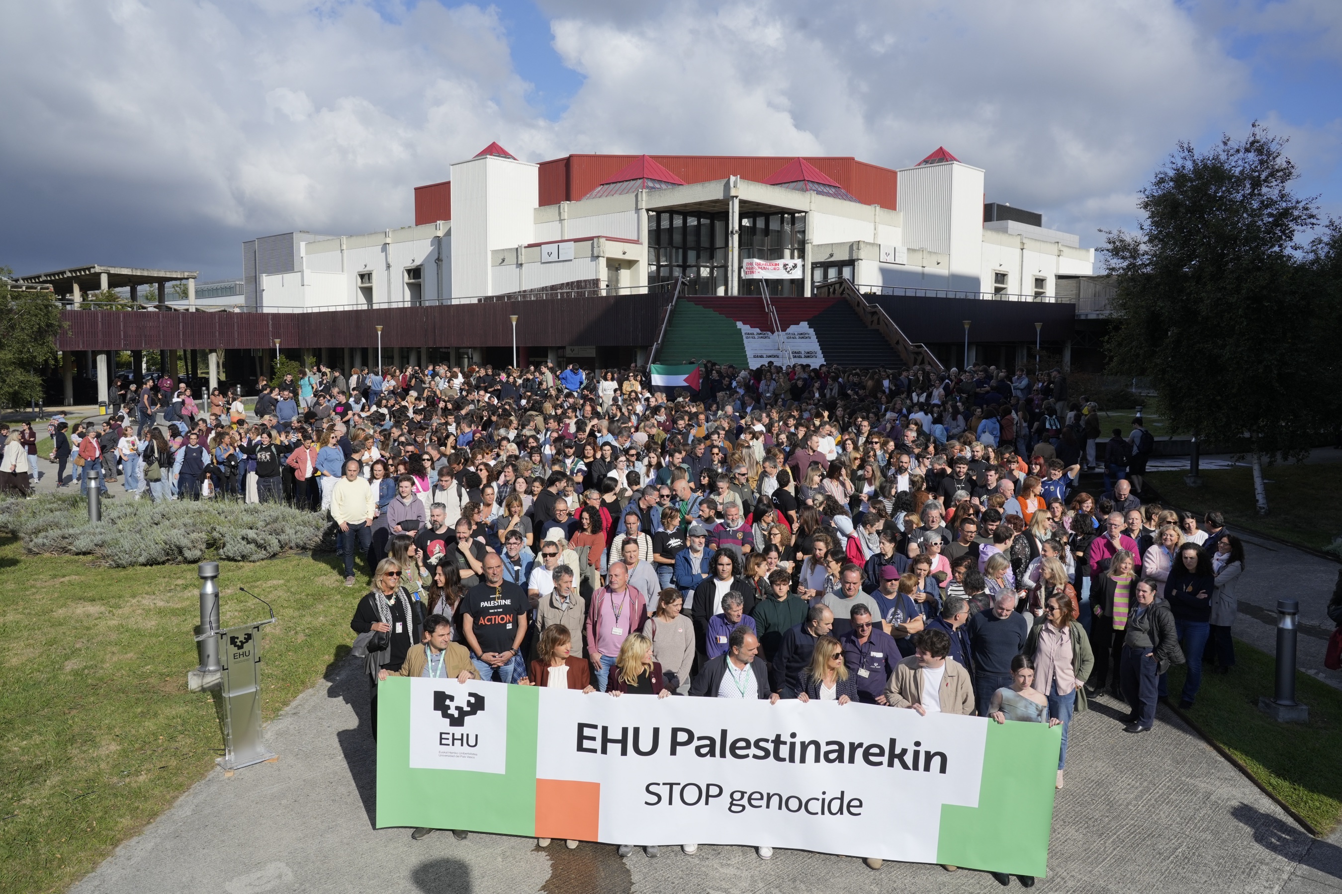Elkarretaratze jendetsua egin dute Leioan Palestinaren alde. ARITZ LOIOLA / FOKU 