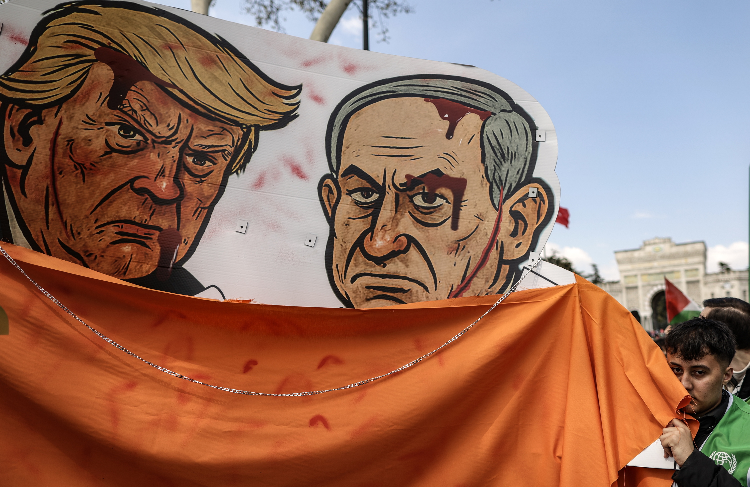 Trump eta Netanyahu agertzen diren marrazki bat, apirilean Istanbulen Palestinaren alde egindako protesta batean. ERDEM SAHIN / EFE
