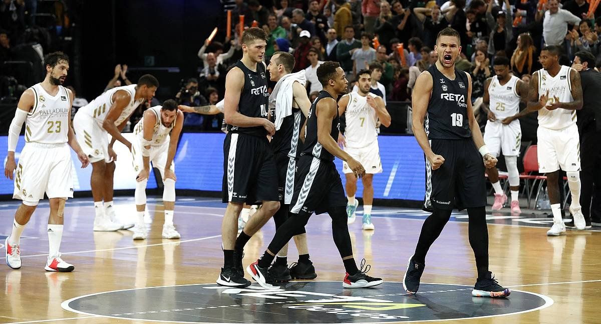 Bilbo Basketeko jokalariak, denboraldi honetan Real Madrilen aurka lortutako garaipena ospatzen. LUIS TEJIDO / EFE