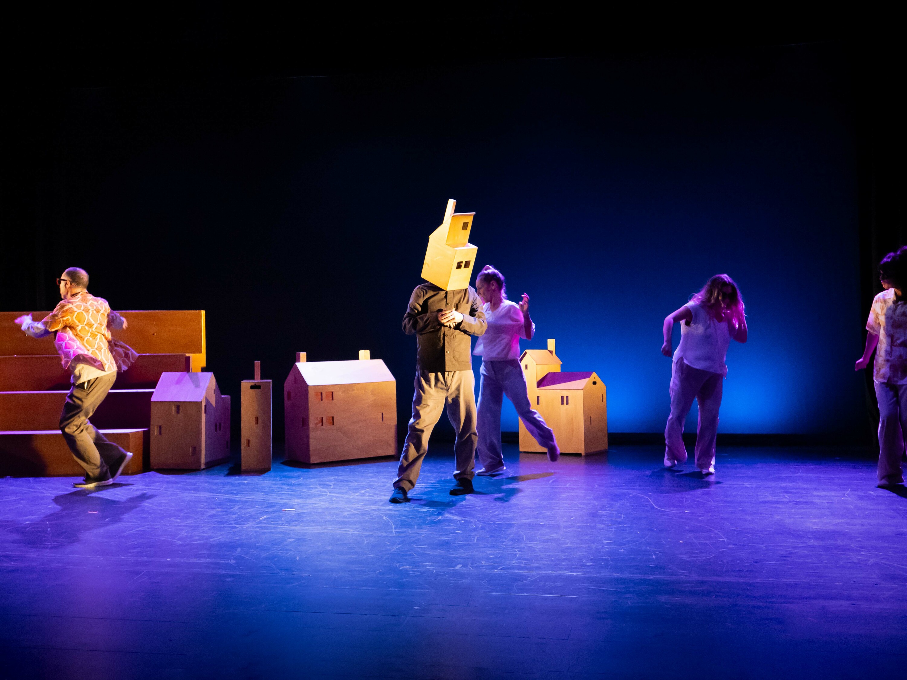 '52 hertz' antzezlanaren irudi bat. ADOS TEATROA