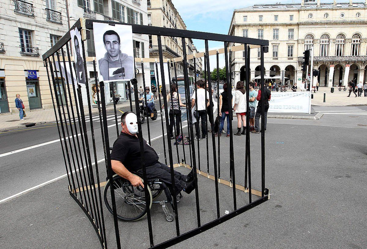 Ibon Fernandez Iradi aske uztea galdegiteko protesta bat, Baionan, 2014an. Orduan hasi zuen epaitegietako bidea. BOB EDME