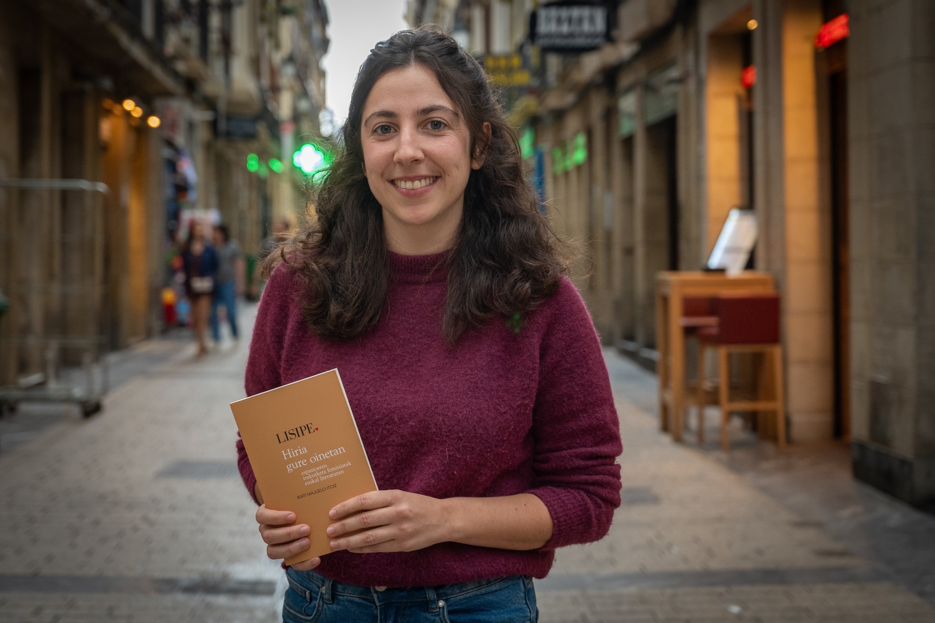 Irati Majuelo, plazaratu berri duen liburua eskuetan, gaur, Donostian. GORKA RUBIO / FOKU