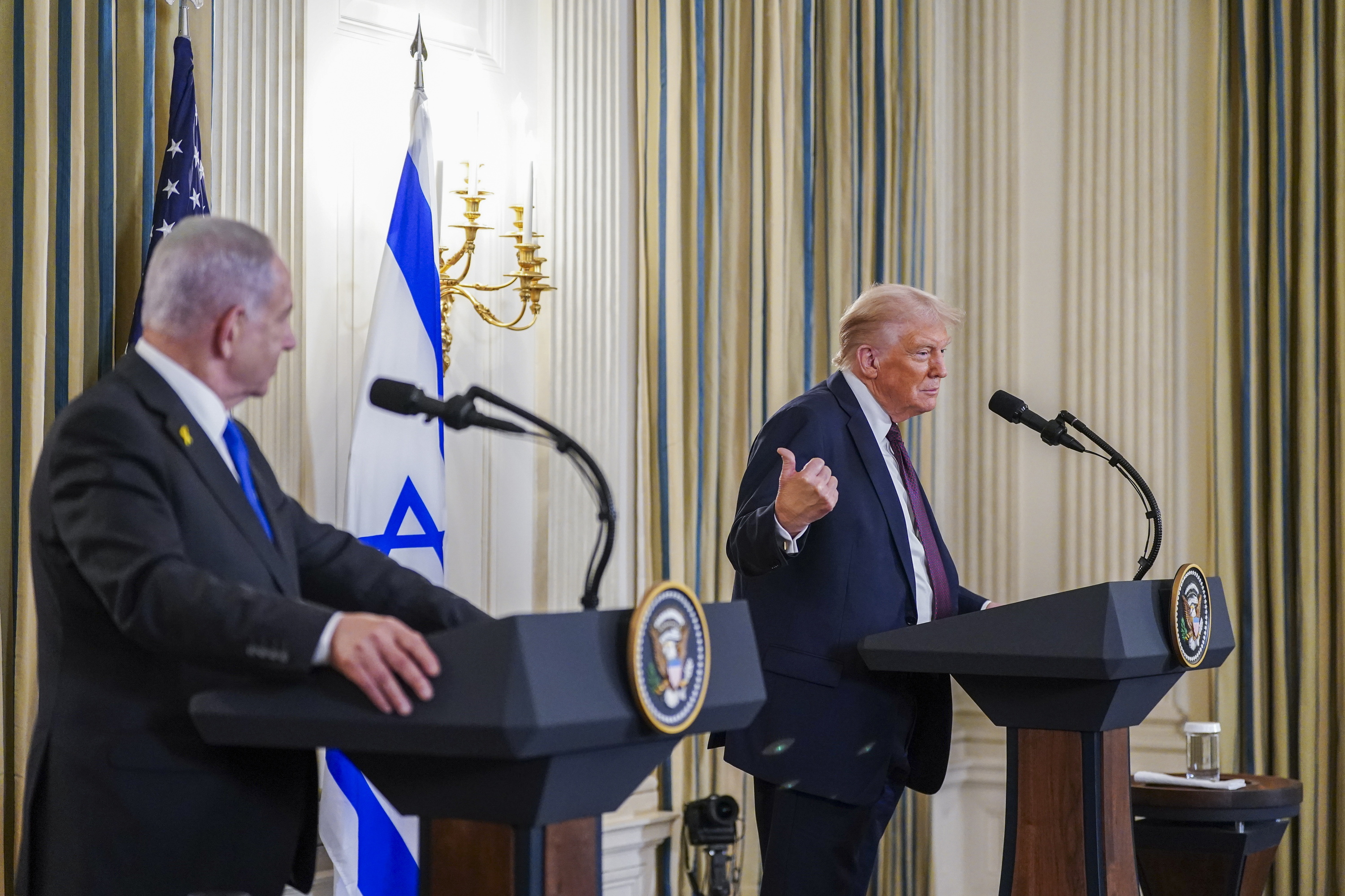 Trump eta Netanyahu Etxe Zurian eman duten prentsaurrekoan, gaur. WILL OLIVER / EFE