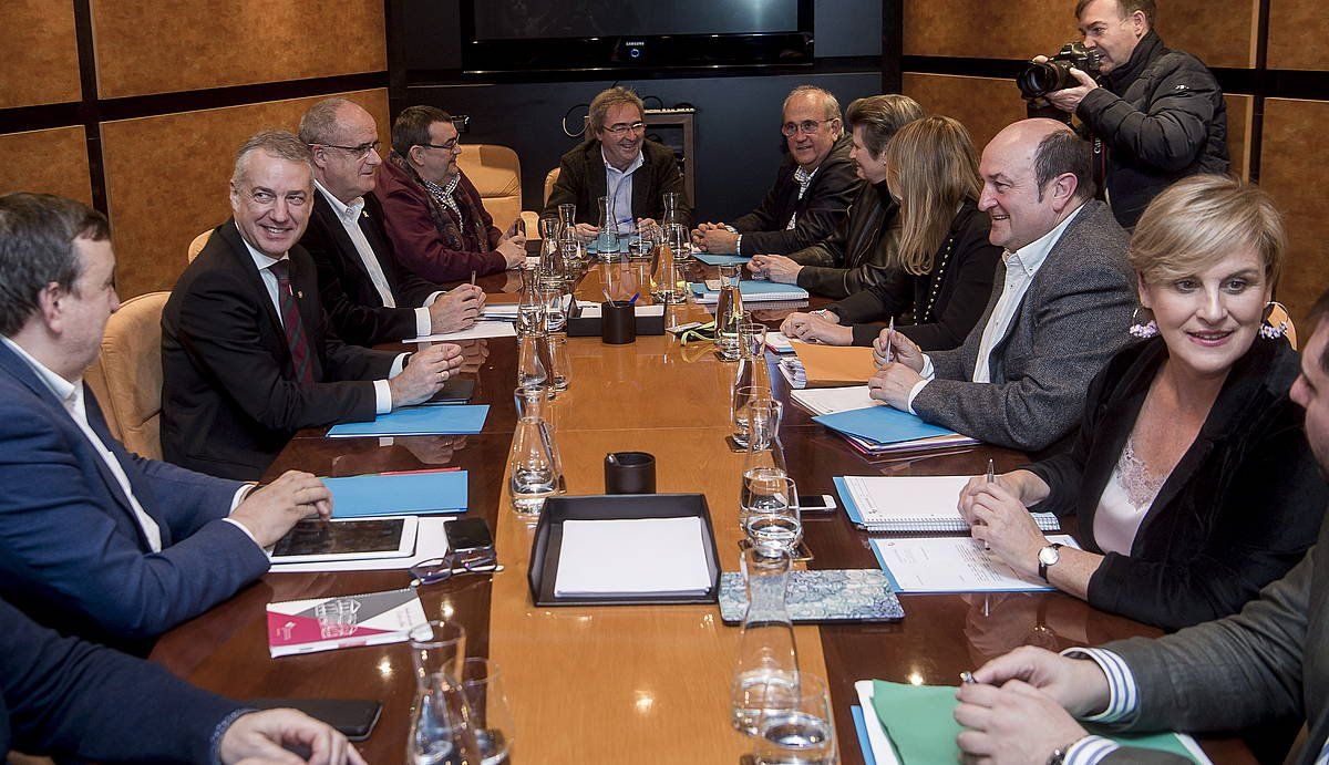 Iñigo Urkullu, EBBko kideekin, Sabin Etxean egindakop bileran. LUIS JAUREGIALTZO - FOKU