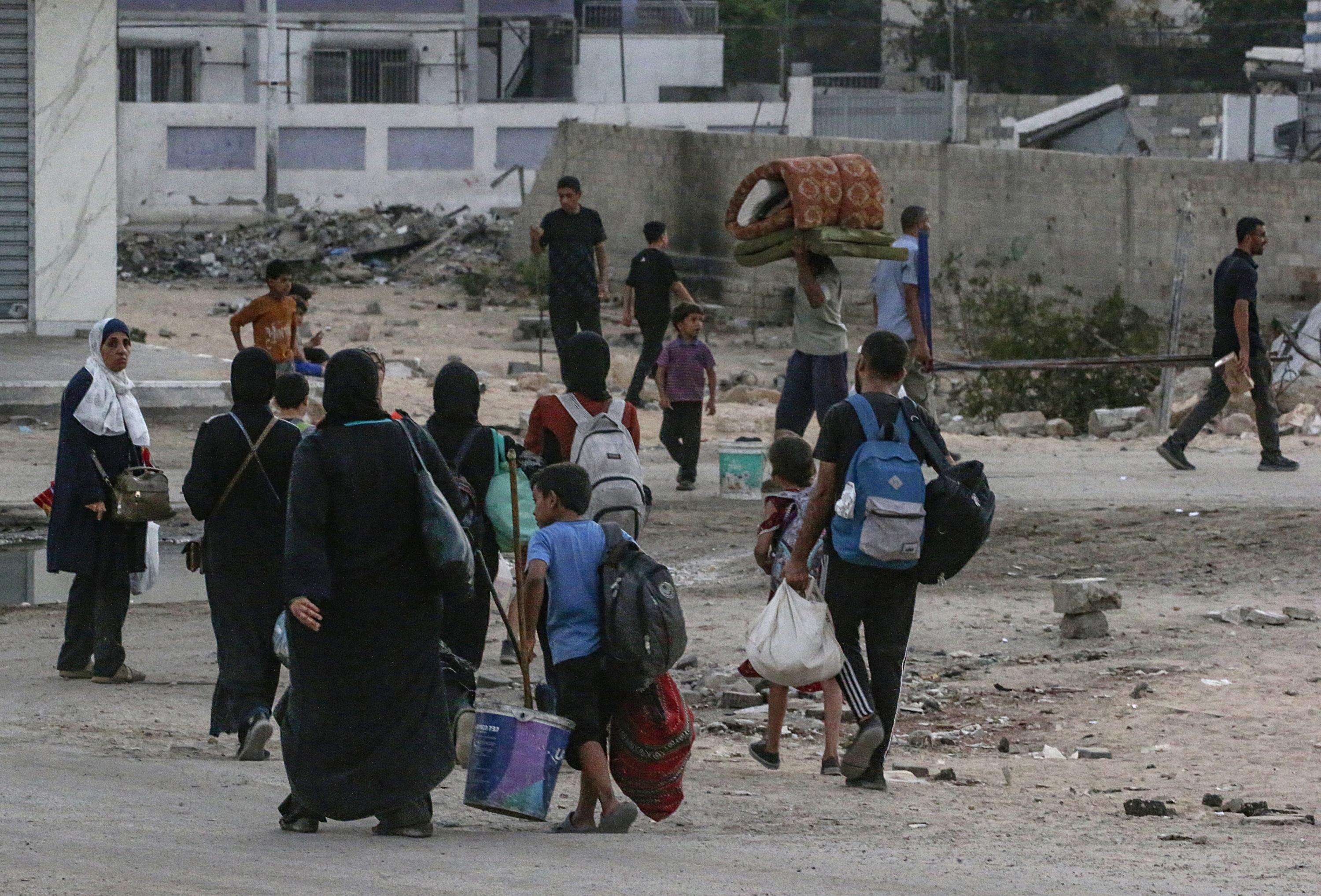 Herritar batzuk Gaza hirian, atzo. MOHAMMED SABER / EFE