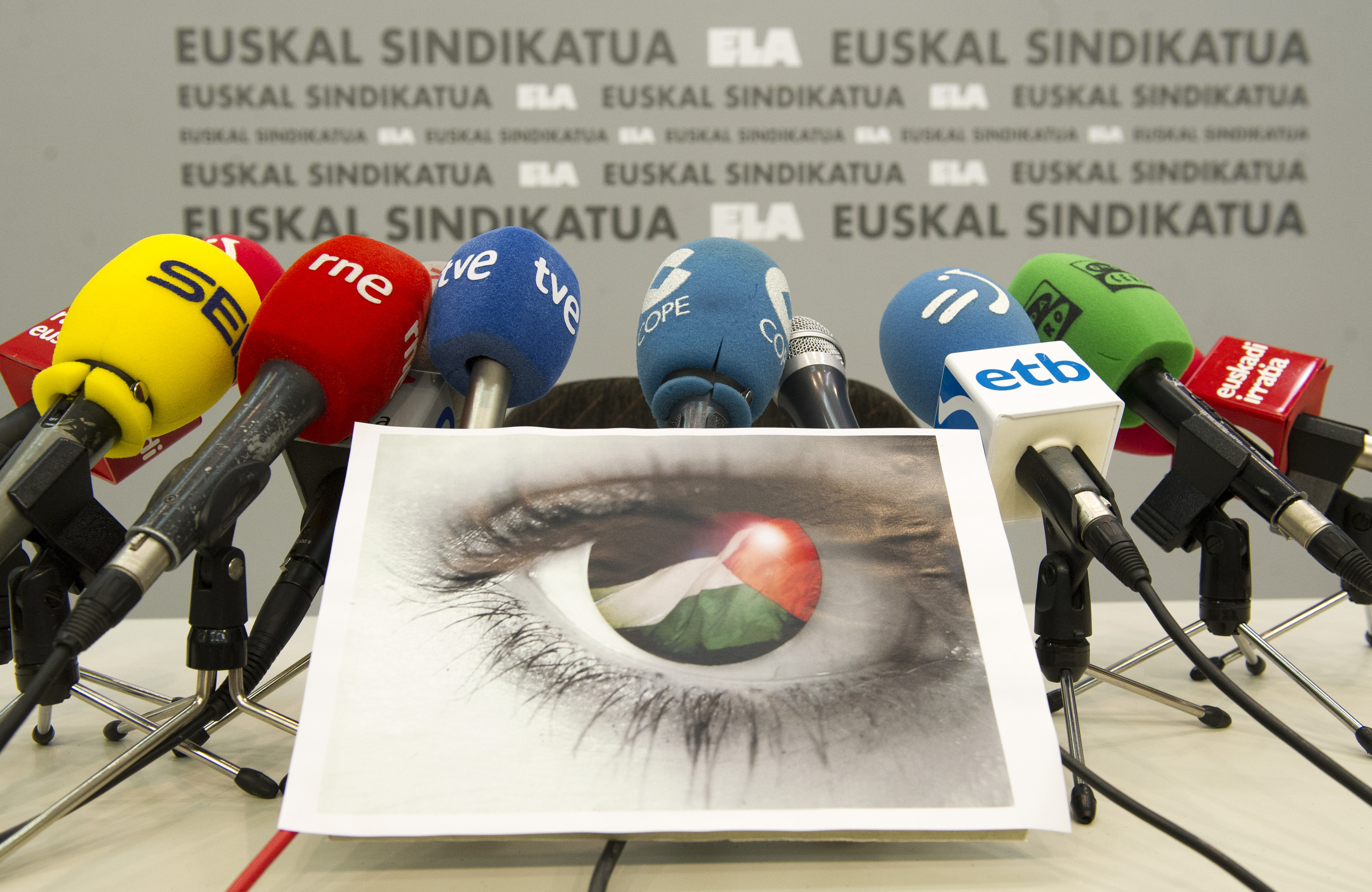 ELAren agerraldi bat, Palestinarekin elkartasuna adierazten duen afixa batekin.  MARISOL RAMIREZ / FOKU