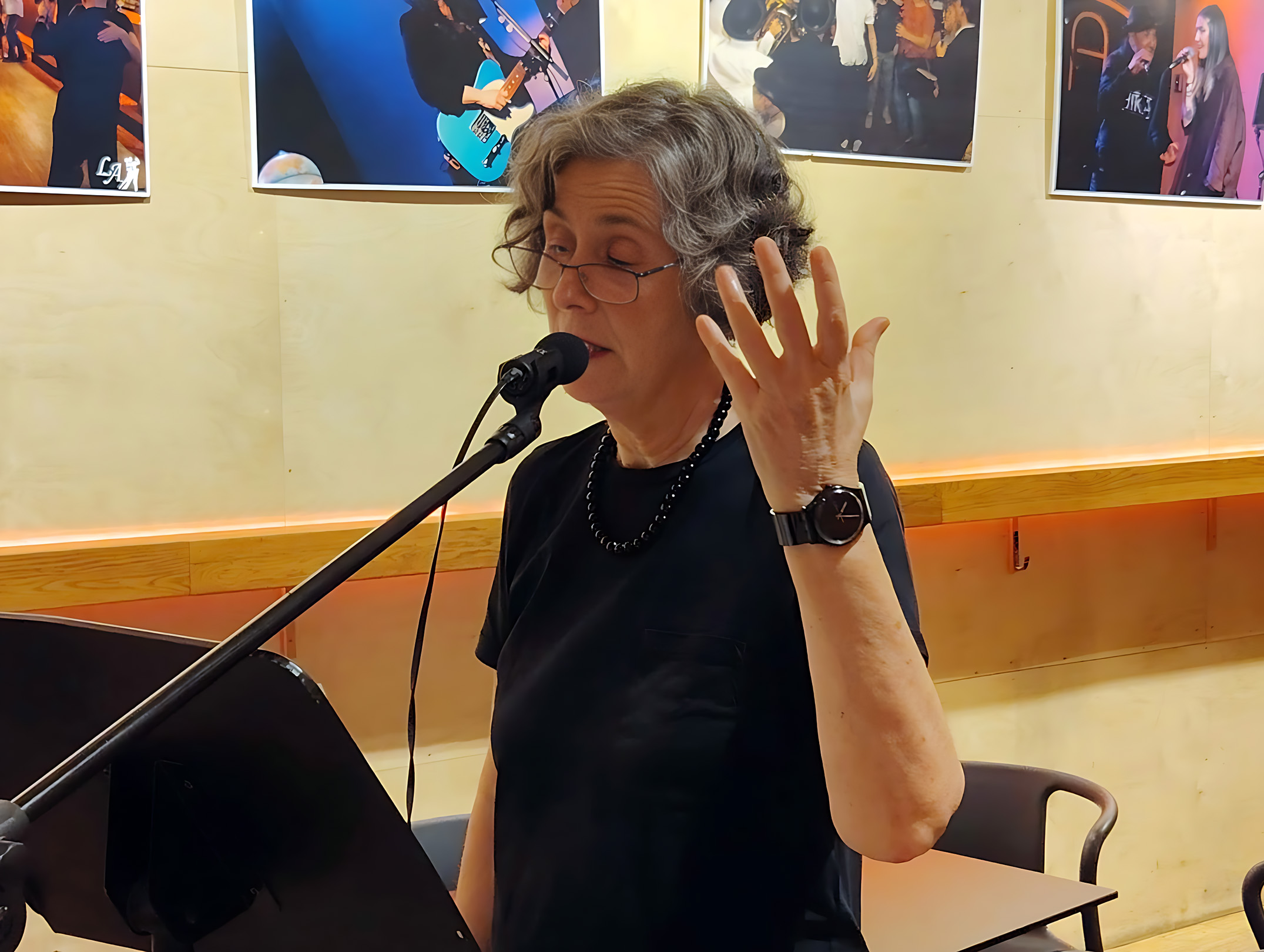 Mari Luz Esteban idazlea Joxe Azurmendiren 'Hitz berdeak' liburuko poemetako bat grabatzen. SUSA