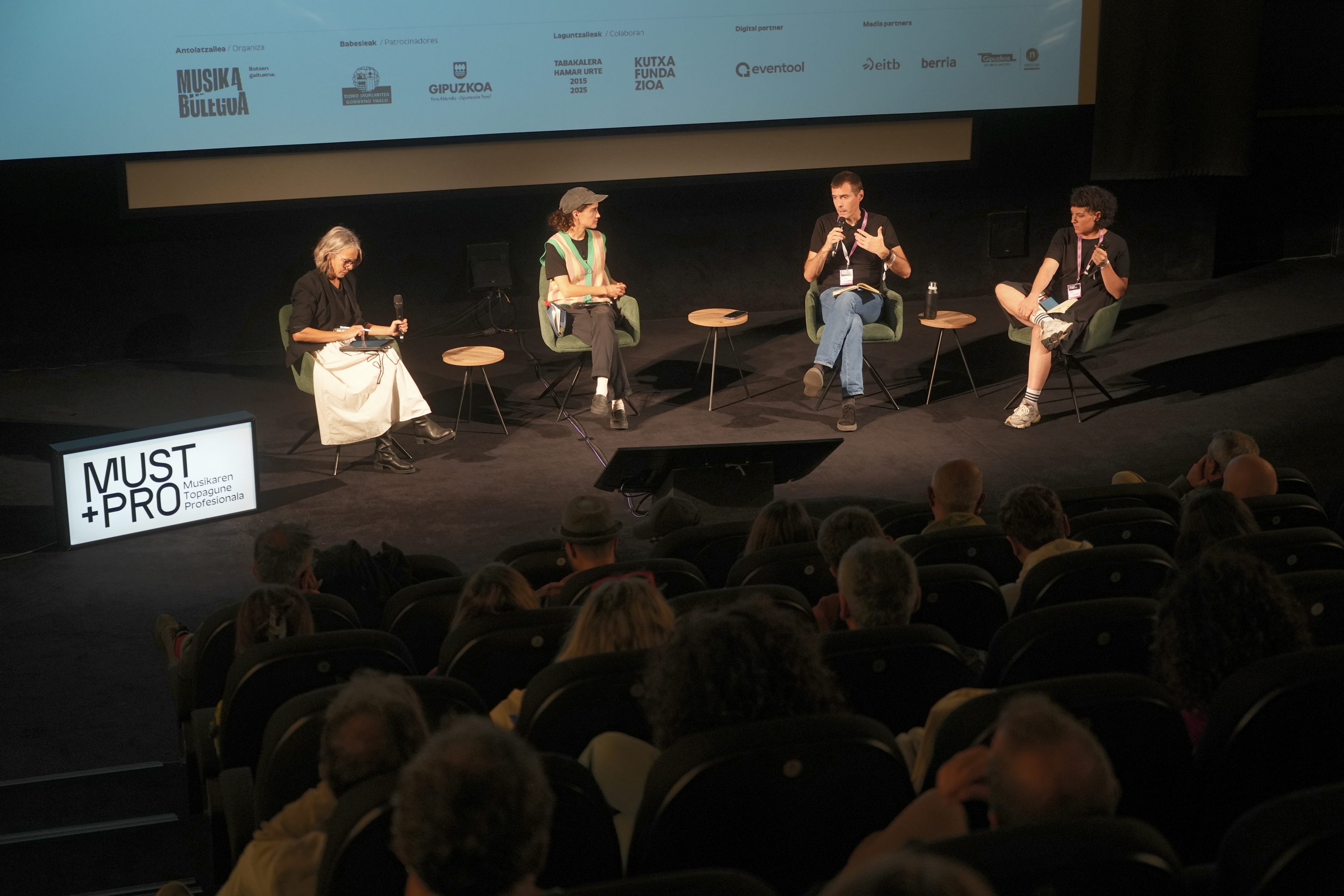 Pilar Kaltzada, Lorea Argarate, Aitzol Astigarraga eta Ines Osinaga, gaur goizean, Donostiako Tabakaleran. JON URBE / FOKU