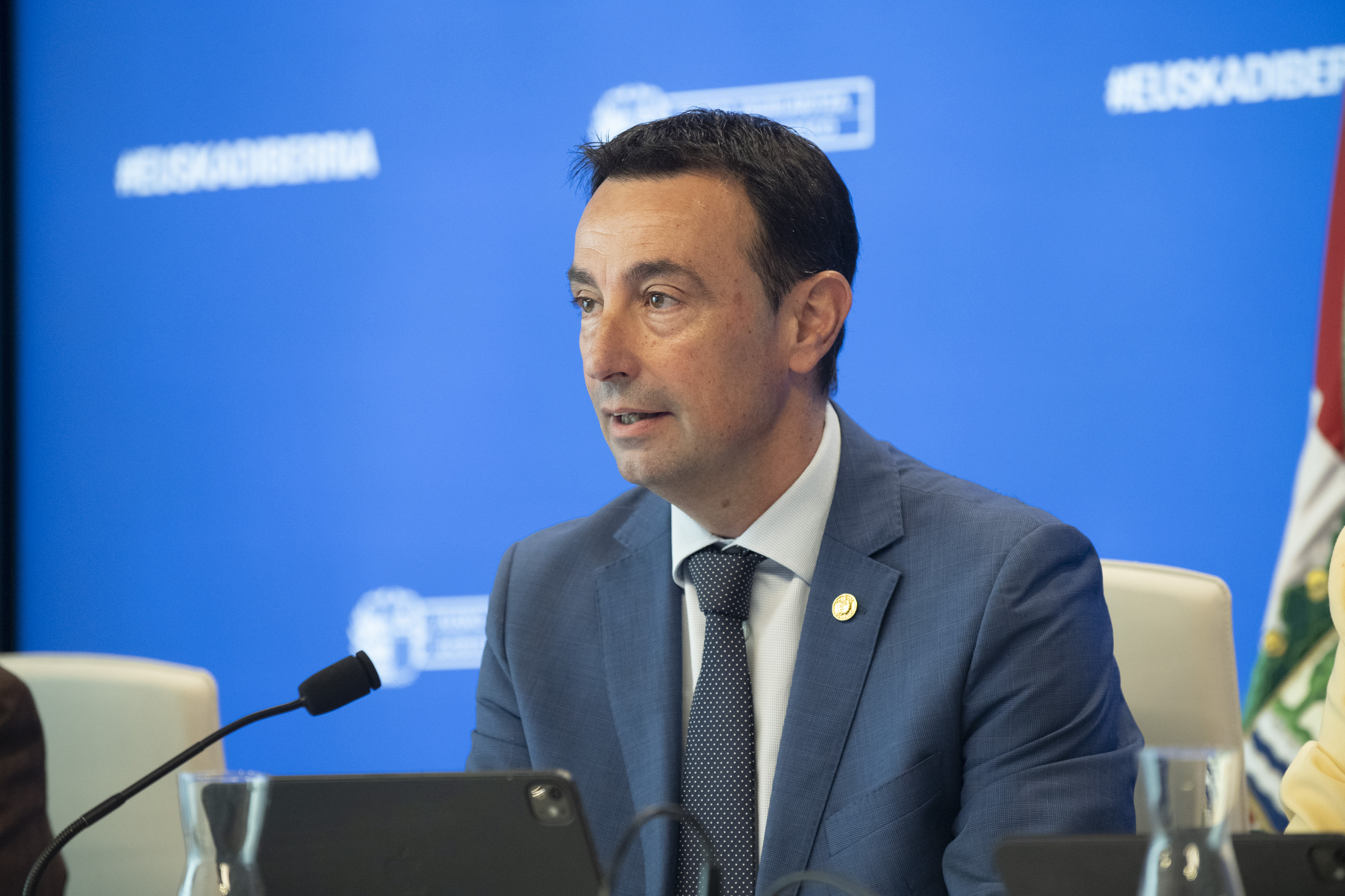 Mikel Torres Ekonomia, Lan eta Enplegu sailburua, gobernu bilera osteko agerraldian. GAIZKA UCEDA / IREKIA