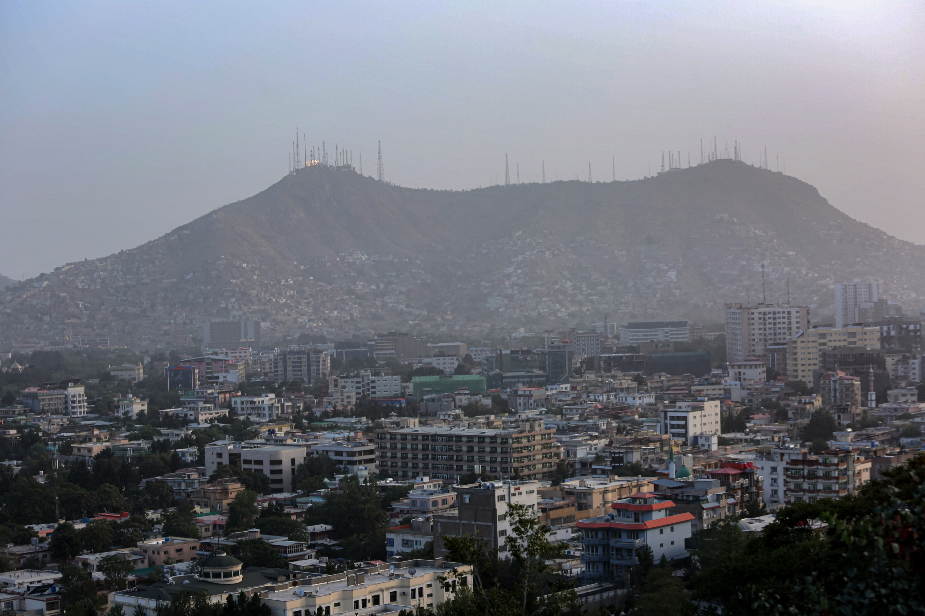 Kabulgo hiriaren argazki panoramikoa, atzealdean telekomunikazio dorreak ikusten direla. AMIULLAH POPAL / EFE