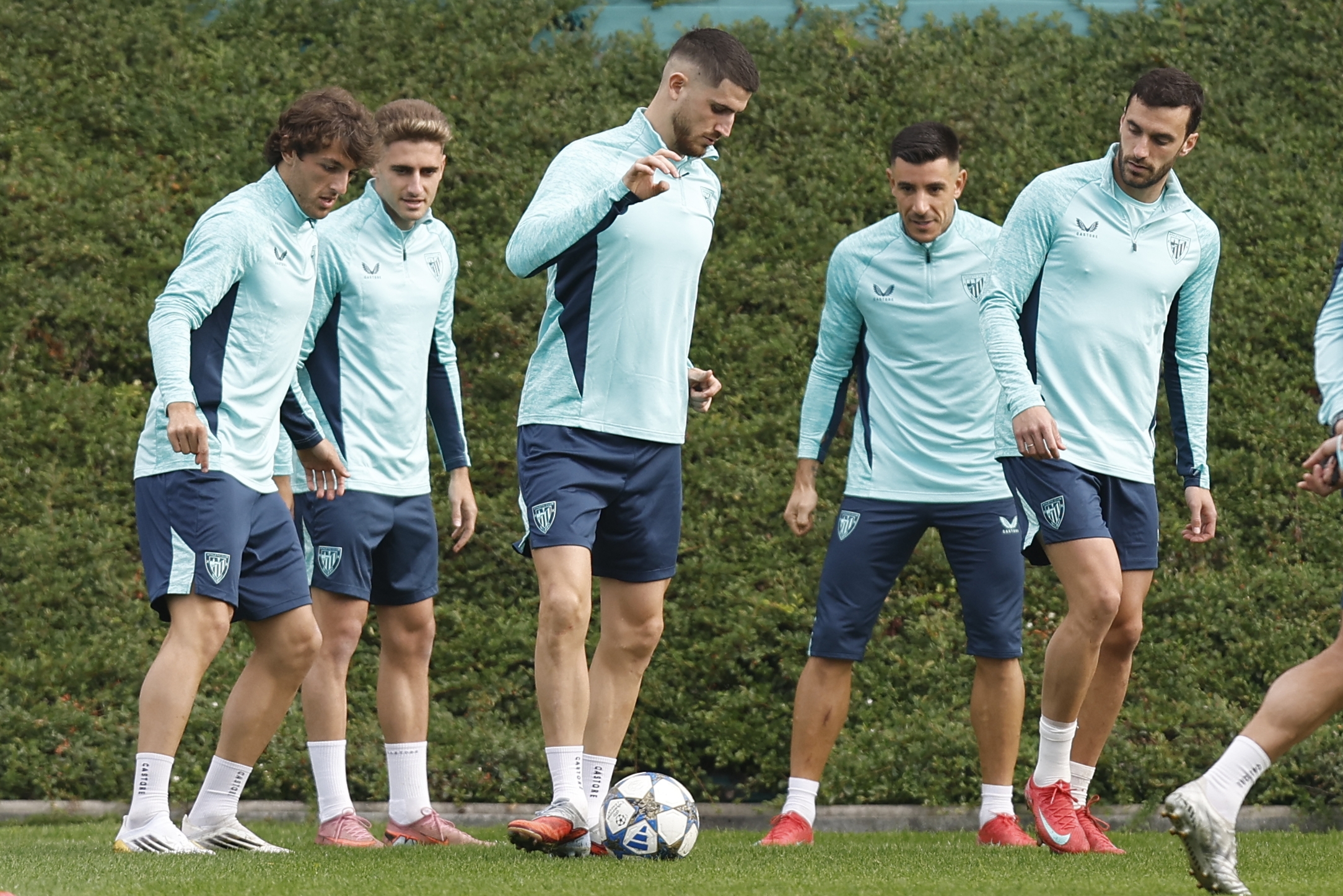 Athleticeko jokalariak, atzo, Dortmunden aurkako partidaren bezperako lan saioan. MIGUEL TOÑA / EFE