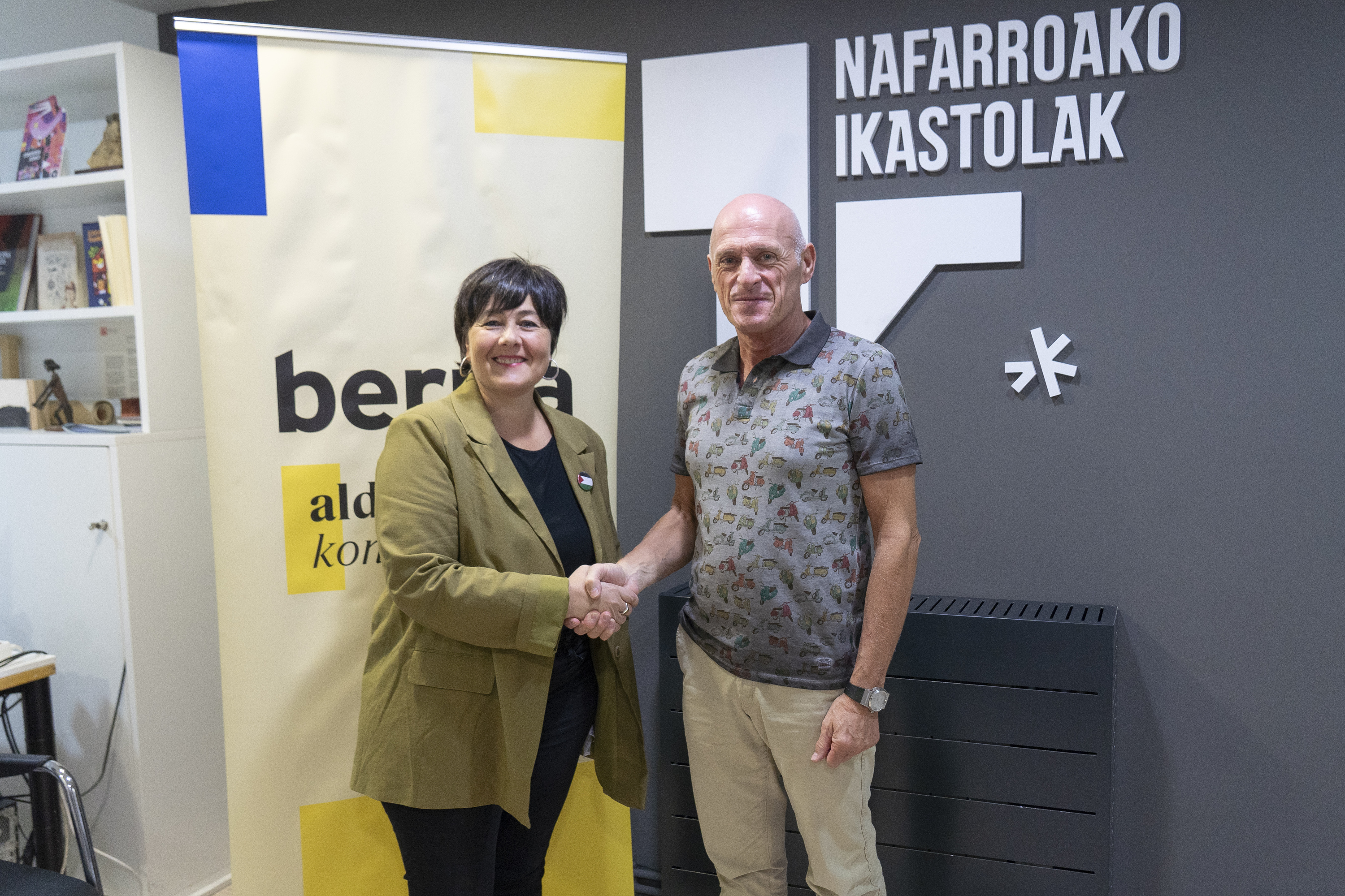 BERRIAko eta Nafarroa Oinez-eko ordezkariak hitzarmena sinatzen, gaur, Iruñean. IÑIGO URIZ / FOKU