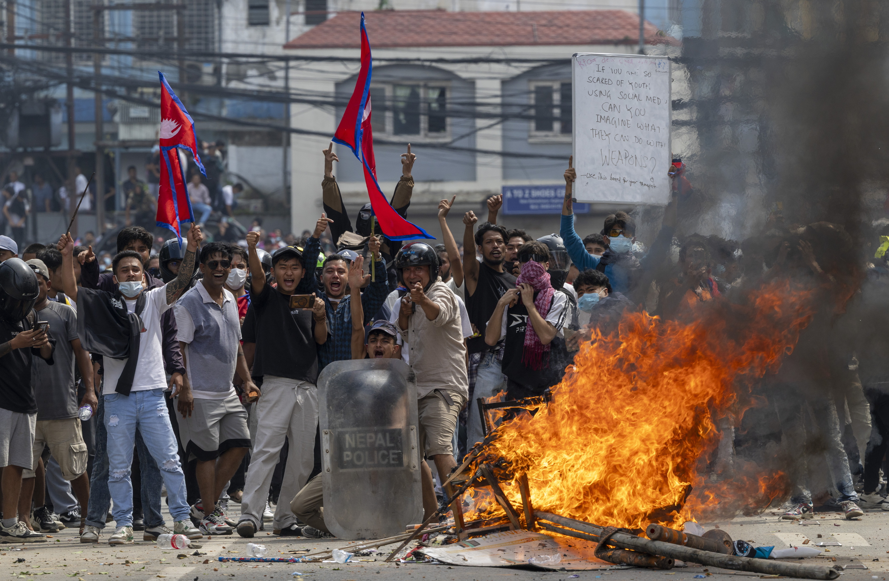 Nepalgo zenbait gazte irailaren 8an eginiko prostetan, Katmandun. NARENDRA SHRESTHA / EFE