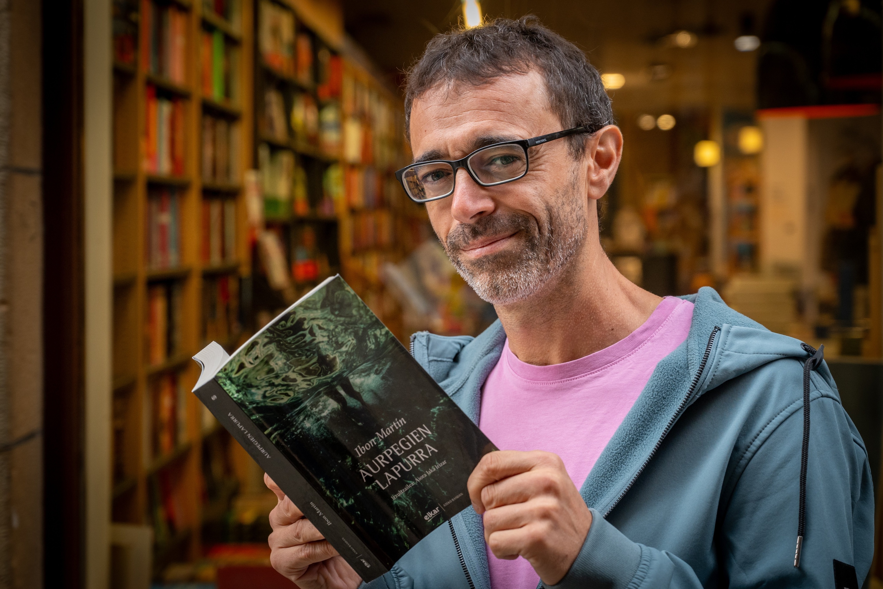 Ibon Martin idazlea, 'Aurpegien lapurra' eleberriarekin, irailaren 30ean, Donostian. GORKA RUBIO / FOKU