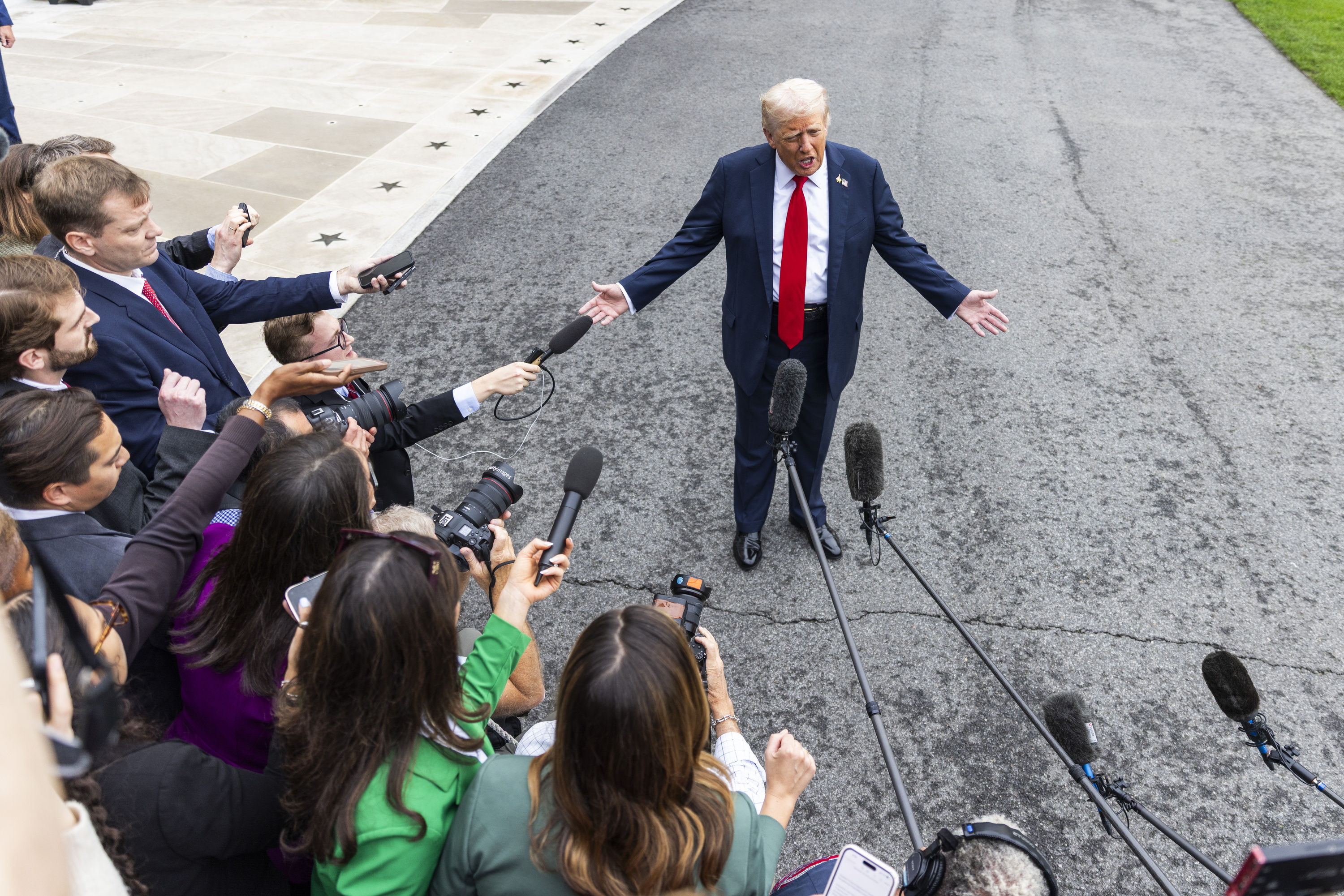Donald Trump AEBetako presidentea kazetarien aurrean, Etxe Zuriaren atarian, gaur. JIM LO SCALZO / EFE