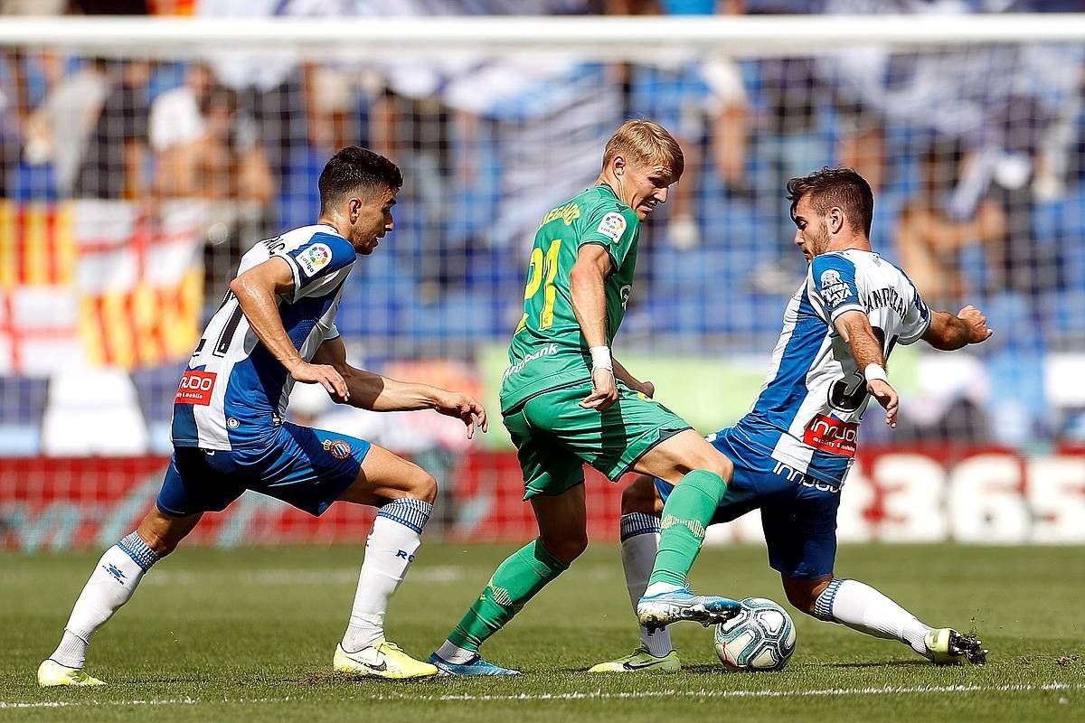 Martin Odegaard Espanyoleko Marc Rocaren eta Victor Campuzanoren artean, ligako bosgarren jardunaldian. ALBERTO ESTEVEZ / EFE