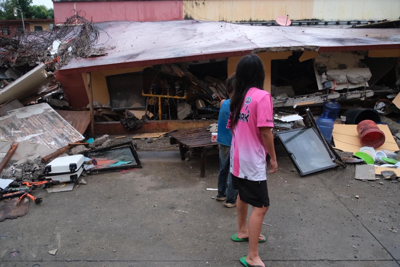 Lurrikarak hainbat eraikin bota ditu Bogo hirian, Filipinetan. JUANITO ESPINOSA / EFE