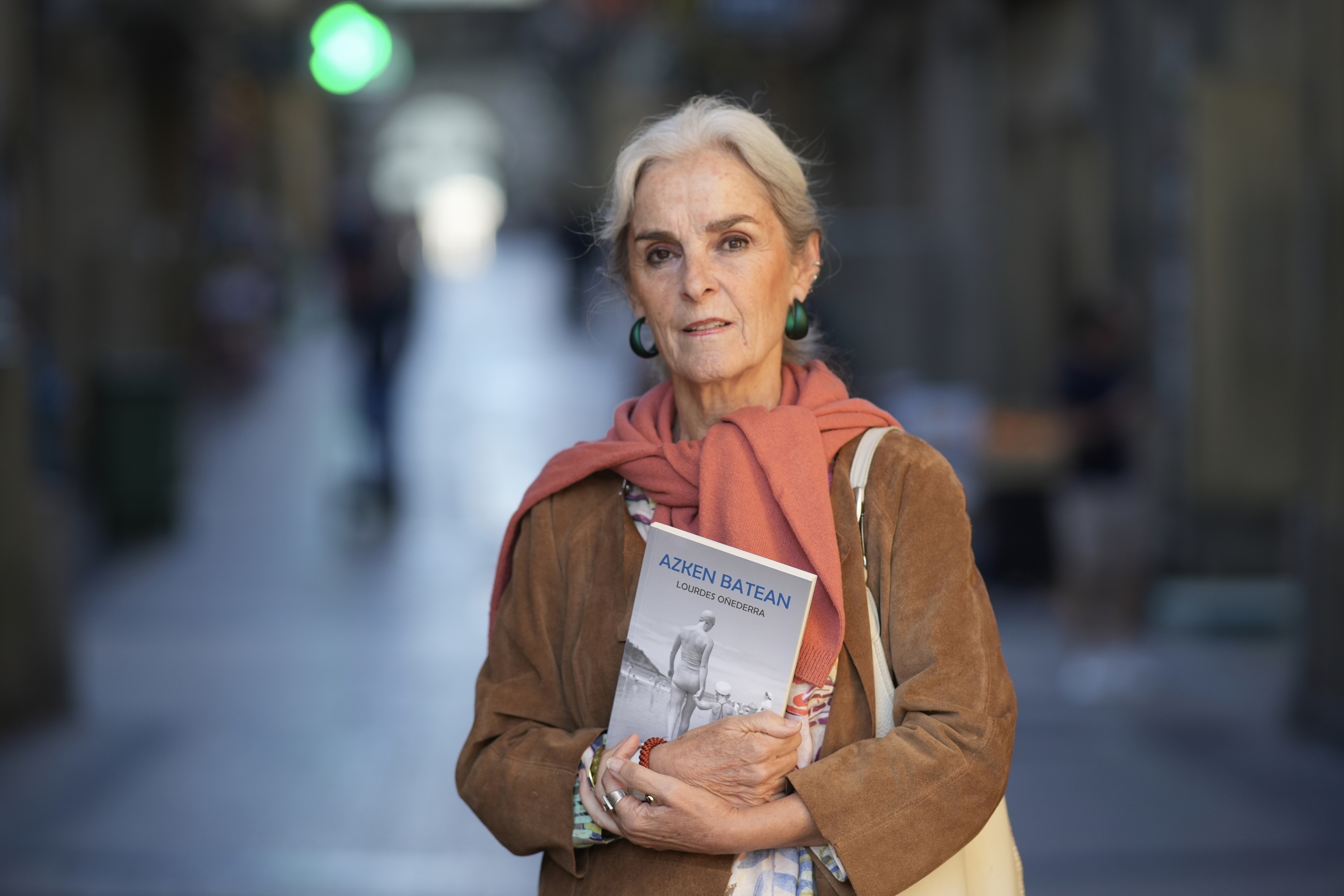 Lourdes Oñederra idazlea 'Azken batean' liburuaren aurkezpenean, gaur, Donostian. JON URBE / FOKU