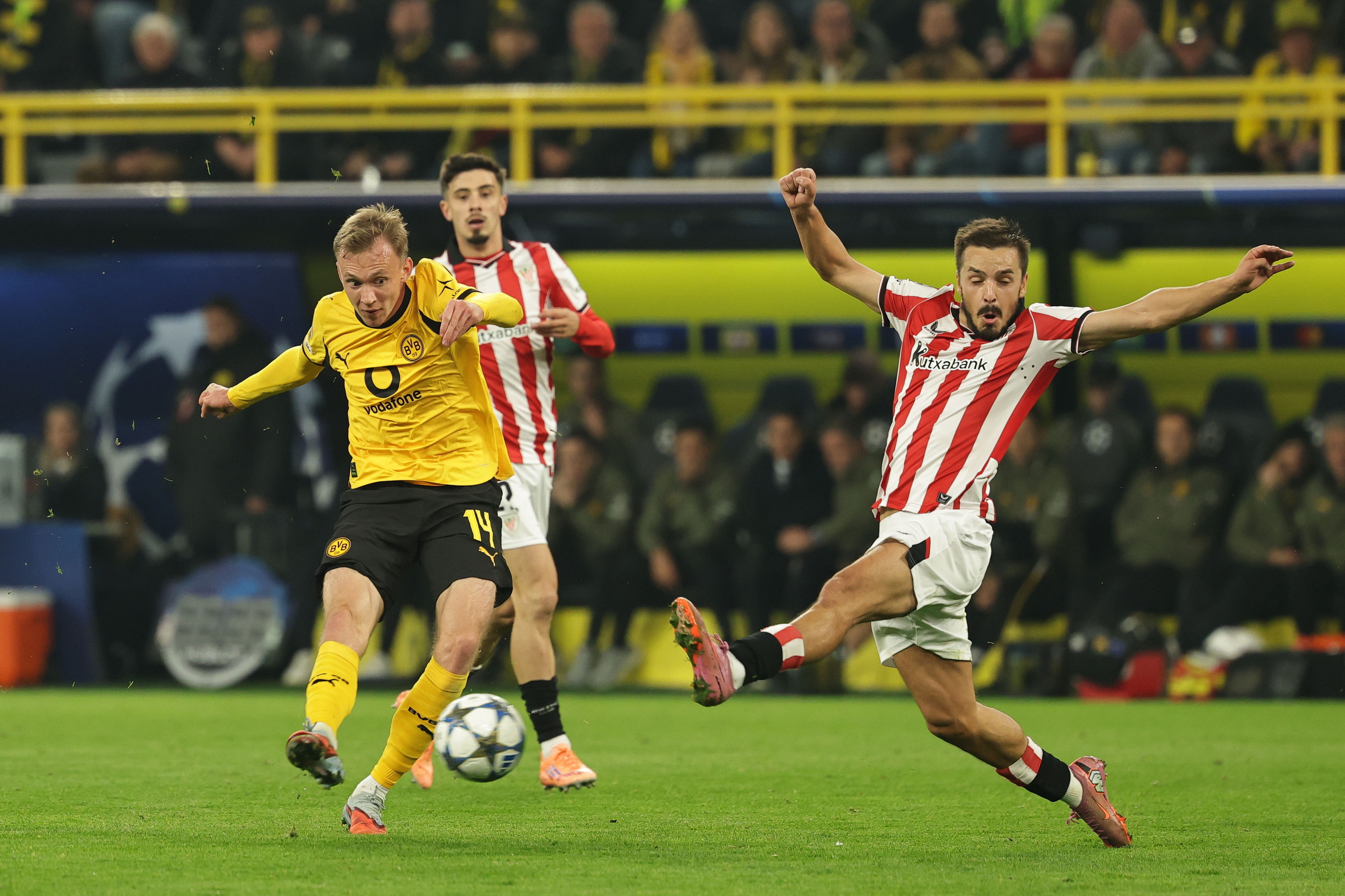 Andoni Gorosabel Athleticeko atzelaria Beierren jaurtiketa mozten saiatzen. FRIEDEMANN VOGEL / EFE